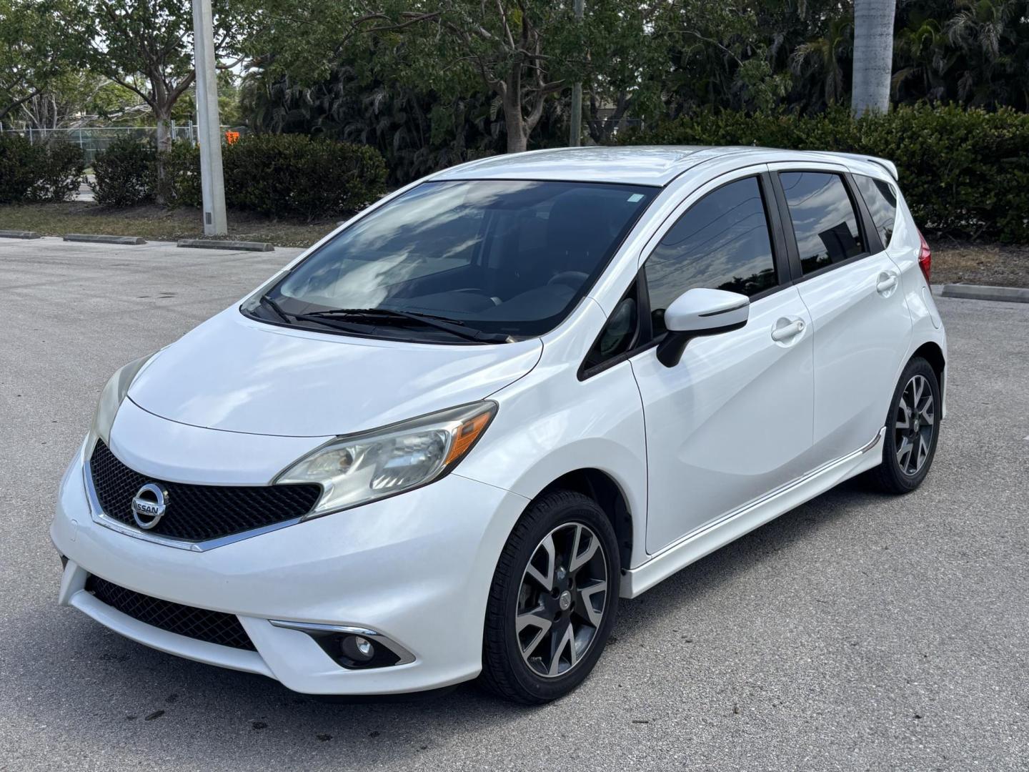 2015 WHITE /BLACK Nissan Versa Note S 5MT (3N1CE2CP4FL) with an 1.6L L4 DOHC 16V engine, CVT transmission, located at 11170 Summerlin Square Dr., Fort Myers Beach, FL, 33931, (239) 999-7777, 26.493546, -81.941628 - We have financing available and we accept trades! Fill out a credit application on our website or come by today! If you have any questions, give us a call at (239) 999 - 7777 or visit our website at firstautocredit.com. 11170 Summerlin Square Dr, Fort Myers Beach, FL 33931 Maintenance inspe - Photo#0