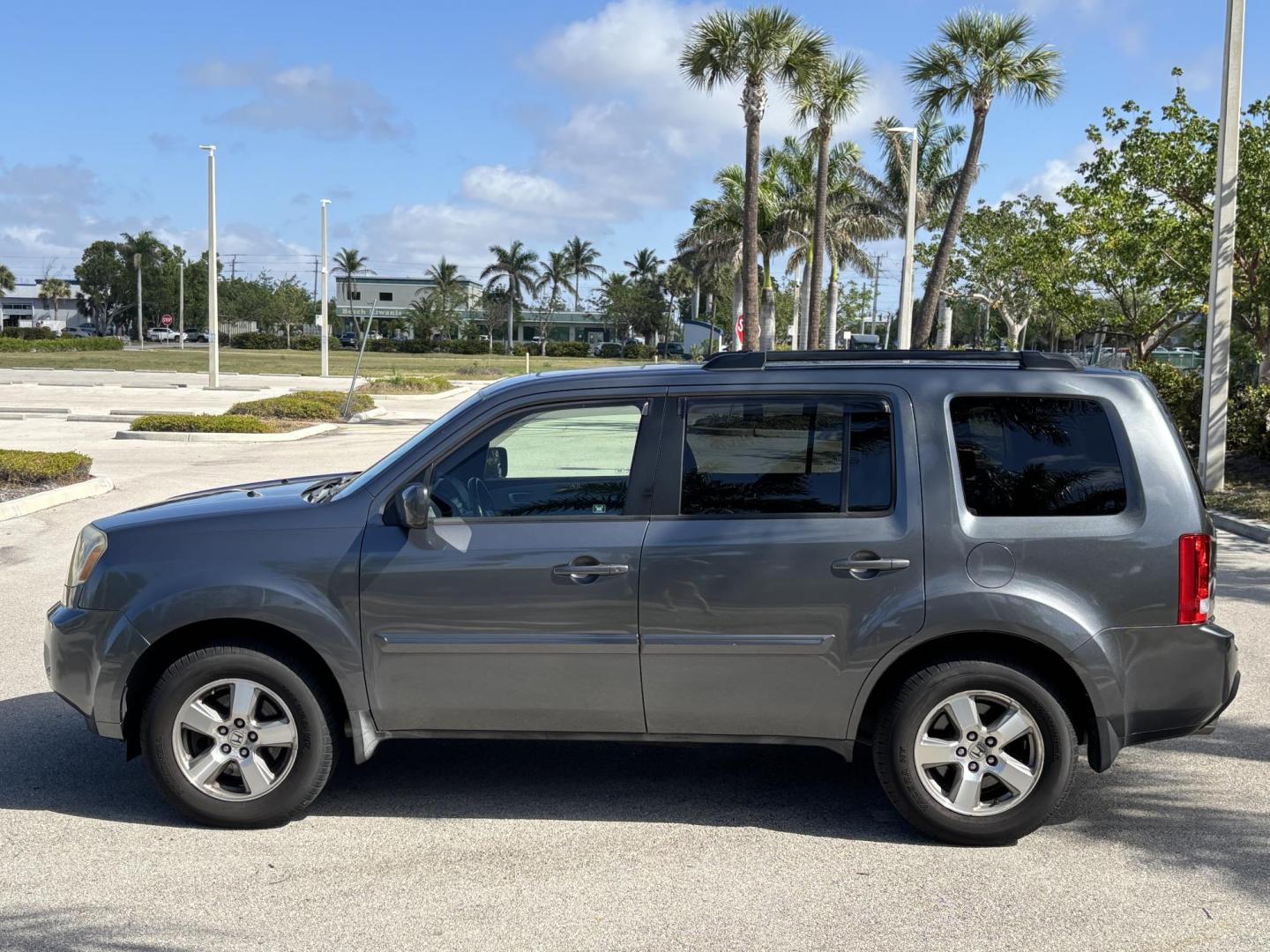 2010 GREEN Honda Pilot EX-L 4WD 5-Spd AT (5FNYF4H57AB) with an 3.5L V6 SOHC 24V engine, 5-Speed Automatic transmission, located at 11170 Summerlin Square Dr., Fort Myers Beach, FL, 33931, (239) 999-7777, 26.493546, -81.941628 - Photo#7
