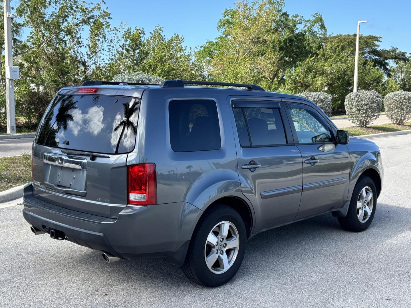 2010 GREEN Honda Pilot EX-L 4WD 5-Spd AT (5FNYF4H57AB) with an 3.5L V6 SOHC 24V engine, 5-Speed Automatic transmission, located at 11170 Summerlin Square Dr., Fort Myers Beach, FL, 33931, (239) 999-7777, 26.493546, -81.941628 - Photo#6