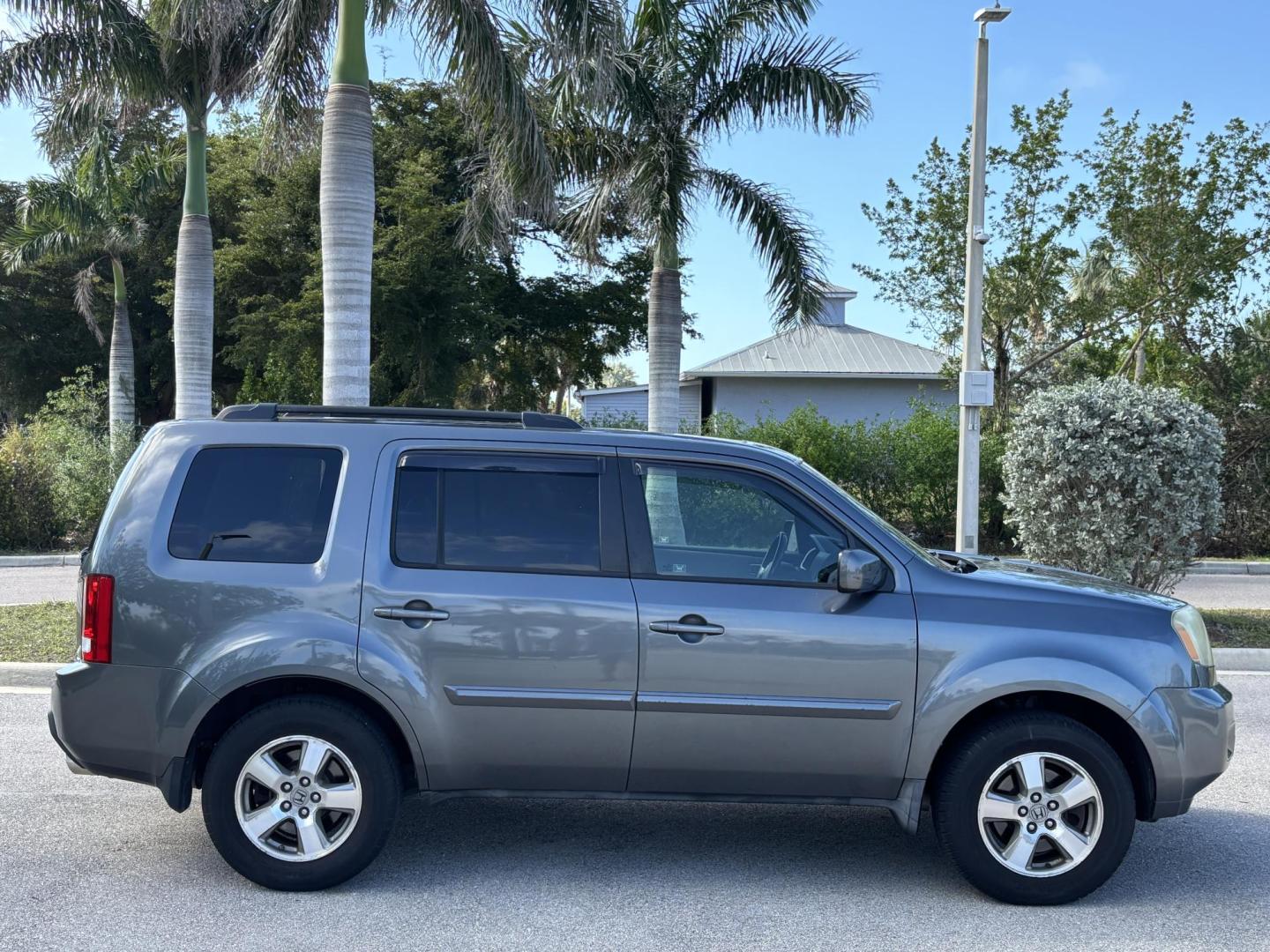 2010 GREEN Honda Pilot EX-L 4WD 5-Spd AT (5FNYF4H57AB) with an 3.5L V6 SOHC 24V engine, 5-Speed Automatic transmission, located at 11170 Summerlin Square Dr., Fort Myers Beach, FL, 33931, (239) 999-7777, 26.493546, -81.941628 - Photo#3