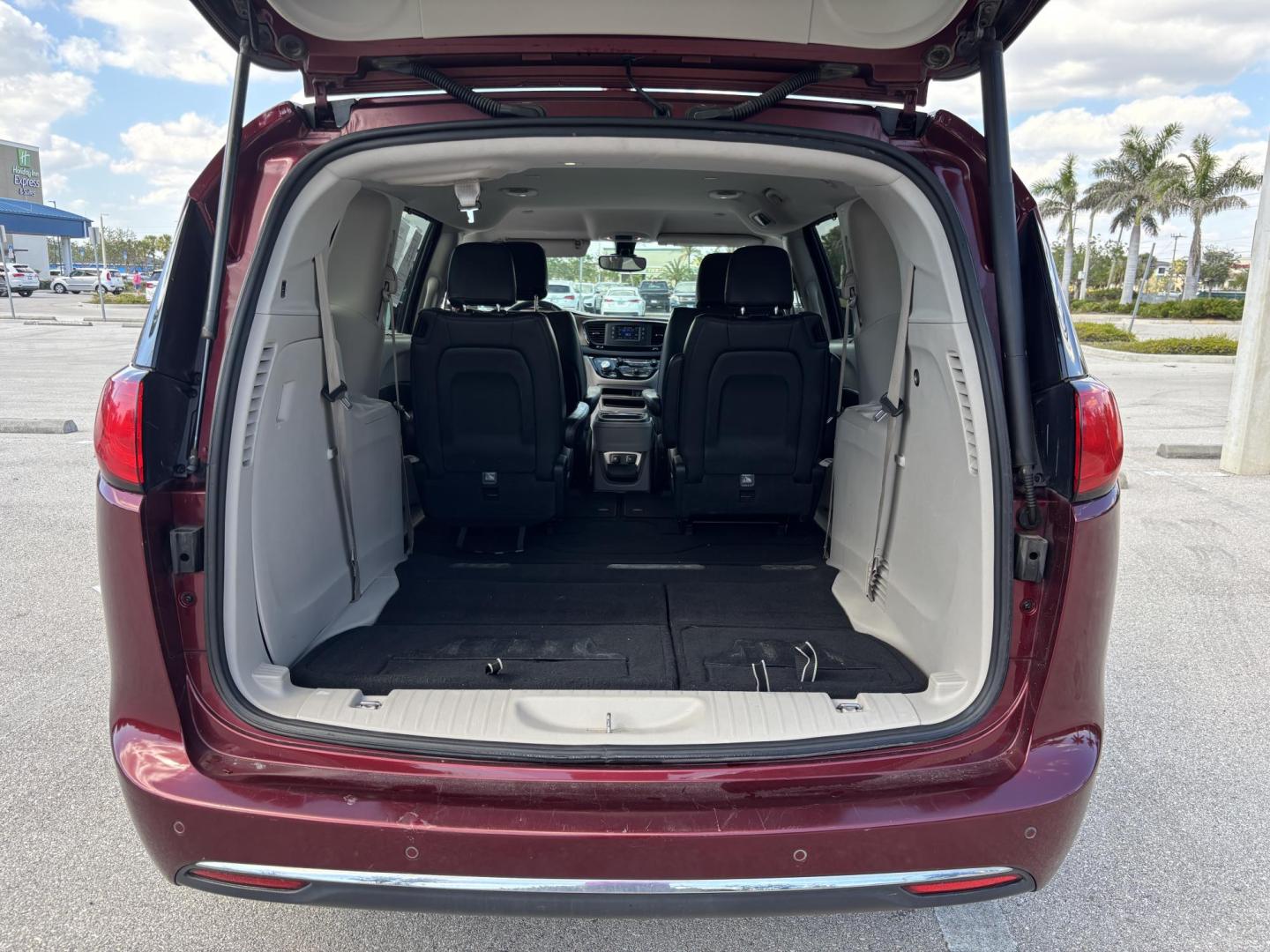 2017 BURGUN /Black Leather CHRYSLER PACIFICA TOURING L (2C4RC1BG7HR) with an 3.6L engine, Automatic transmission, located at 11170 Summerlin Square Dr., Fort Myers Beach, FL, 33931, (239) 999-7777, 26.493546, -81.941628 - 2 Owner Carfax No Damage No Accidents 3rd Row - Photo#14