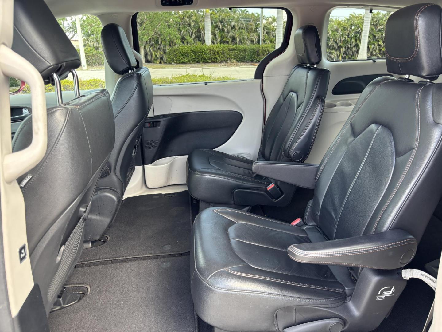 2017 BURGUN /Black Leather CHRYSLER PACIFICA TOURING L (2C4RC1BG7HR) with an 3.6L engine, Automatic transmission, located at 11170 Summerlin Square Dr., Fort Myers Beach, FL, 33931, (239) 999-7777, 26.493546, -81.941628 - 2 Owner Carfax No Damage No Accidents 3rd Row - Photo#13