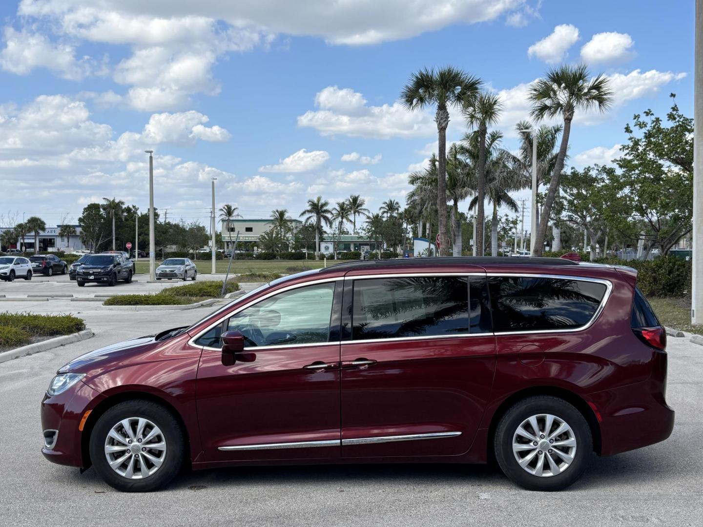 2017 BURGUN /Black Leather CHRYSLER PACIFICA TOURING L (2C4RC1BG7HR) with an 3.6L engine, Automatic transmission, located at 11170 Summerlin Square Dr., Fort Myers Beach, FL, 33931, (239) 999-7777, 26.493546, -81.941628 - 2 Owner Carfax No Damage No Accidents 3rd Row - Photo#7