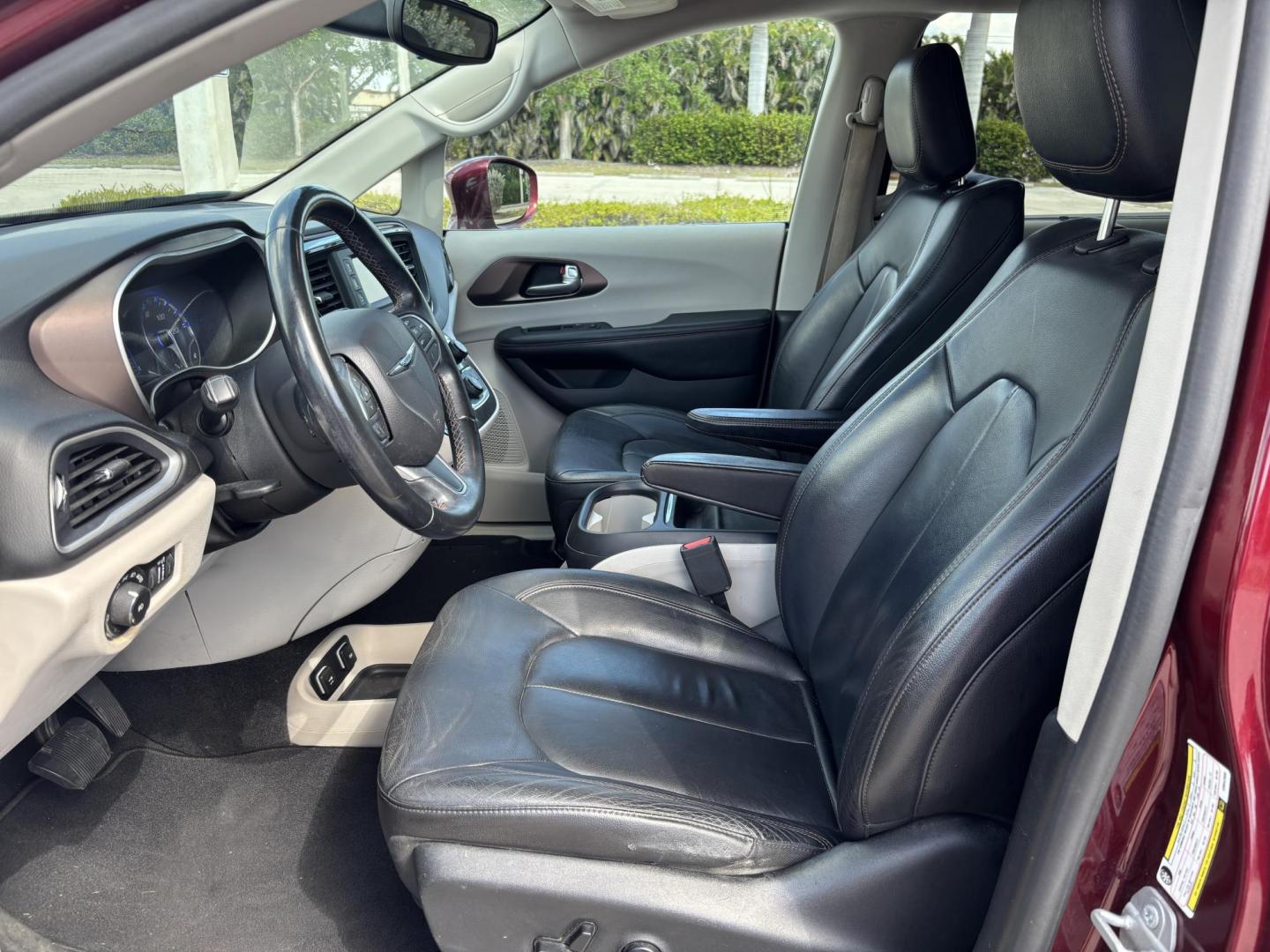 2017 BURGUN /Black Leather CHRYSLER PACIFICA TOURING L (2C4RC1BG7HR) with an 3.6L engine, Automatic transmission, located at 11170 Summerlin Square Dr., Fort Myers Beach, FL, 33931, (239) 999-7777, 26.493546, -81.941628 - 2 Owner Carfax No Damage No Accidents 3rd Row - Photo#9