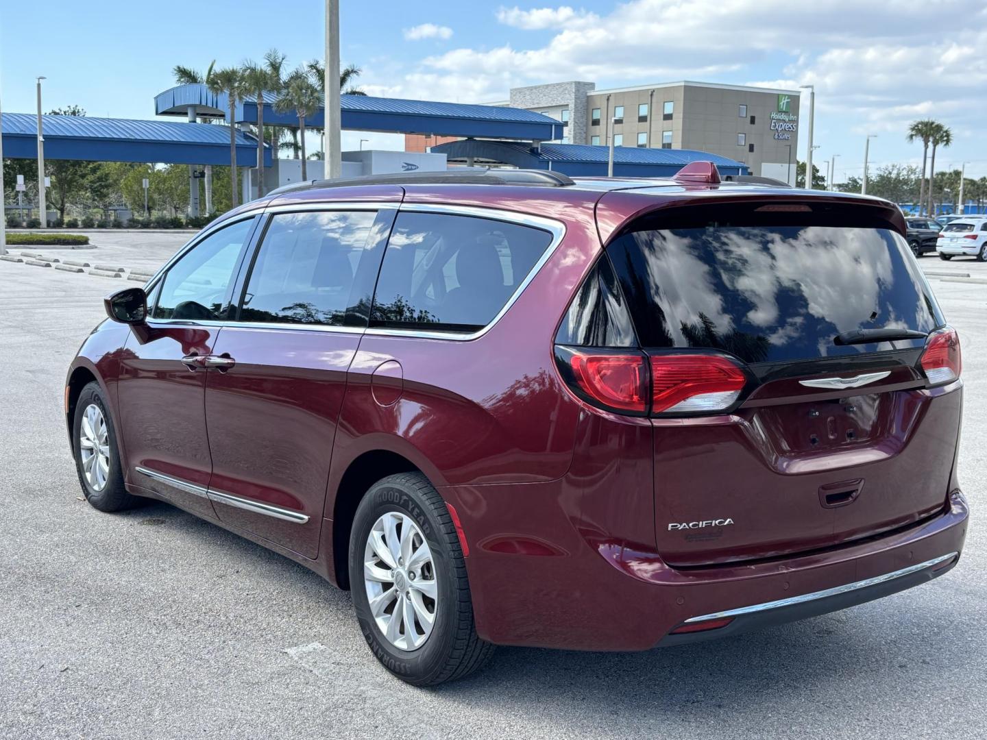 2017 BURGUN /Black Leather CHRYSLER PACIFICA TOURING L (2C4RC1BG7HR) with an 3.6L engine, Automatic transmission, located at 11170 Summerlin Square Dr., Fort Myers Beach, FL, 33931, (239) 999-7777, 26.493546, -81.941628 - 2 Owner Carfax No Damage No Accidents 3rd Row - Photo#6