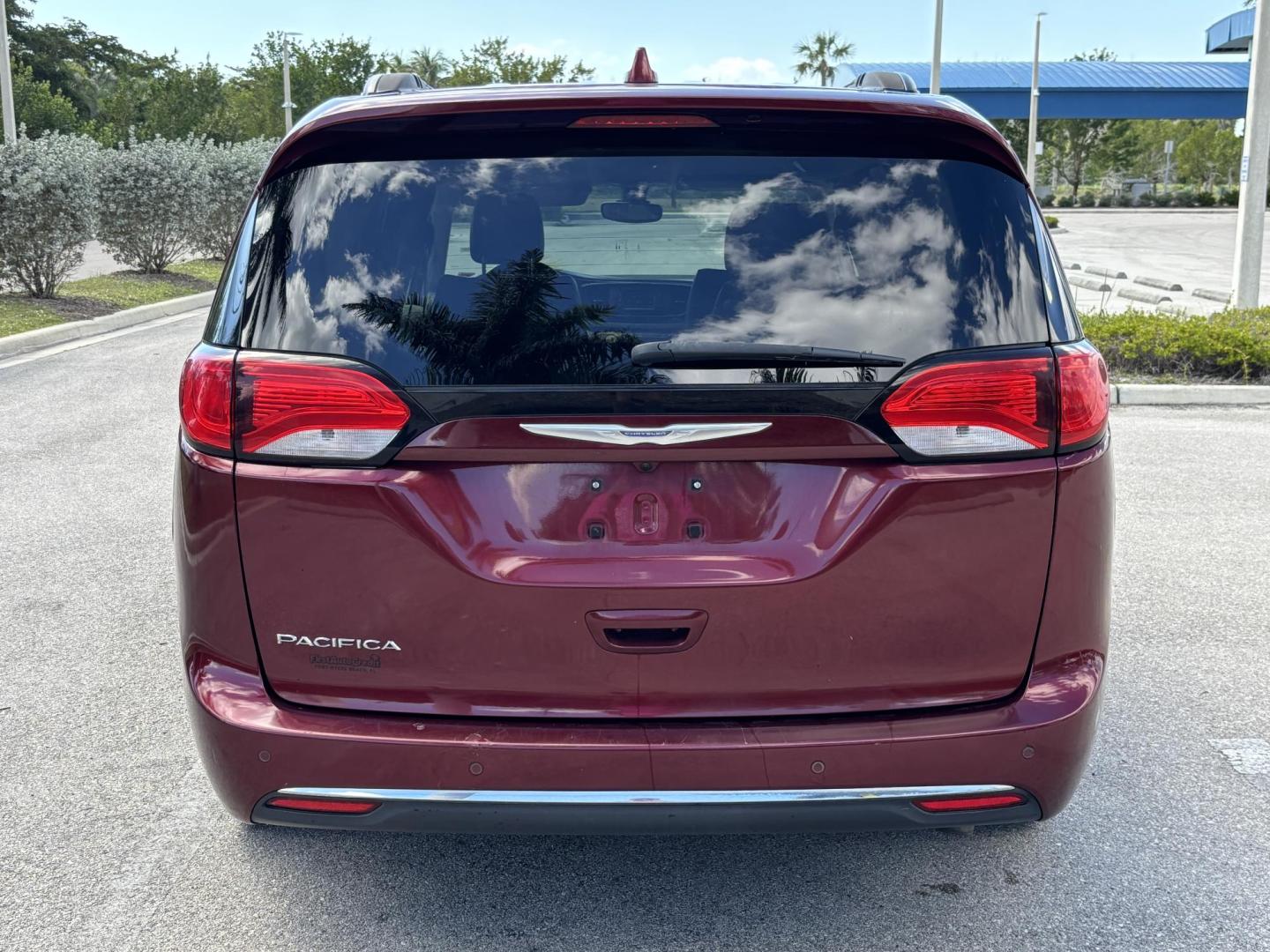 2017 BURGUN /Black Leather CHRYSLER PACIFICA TOURING L (2C4RC1BG7HR) with an 3.6L engine, Automatic transmission, located at 11170 Summerlin Square Dr., Fort Myers Beach, FL, 33931, (239) 999-7777, 26.493546, -81.941628 - 2 Owner Carfax No Damage No Accidents 3rd Row - Photo#5