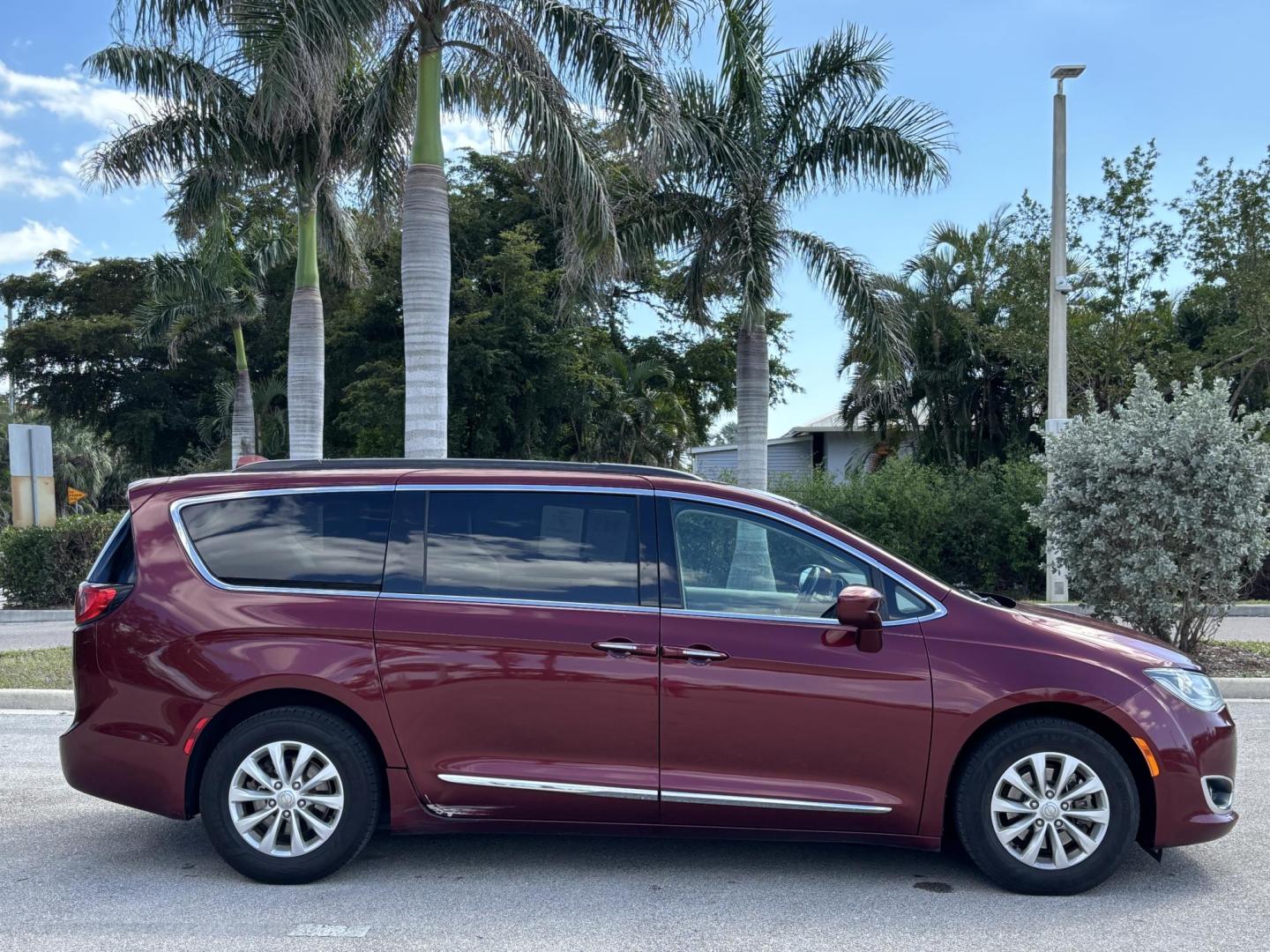 2017 BURGUN /Black Leather CHRYSLER PACIFICA TOURING L (2C4RC1BG7HR) with an 3.6L engine, Automatic transmission, located at 11170 Summerlin Square Dr., Fort Myers Beach, FL, 33931, (239) 999-7777, 26.493546, -81.941628 - 2 Owner Carfax No Damage No Accidents 3rd Row - Photo#3
