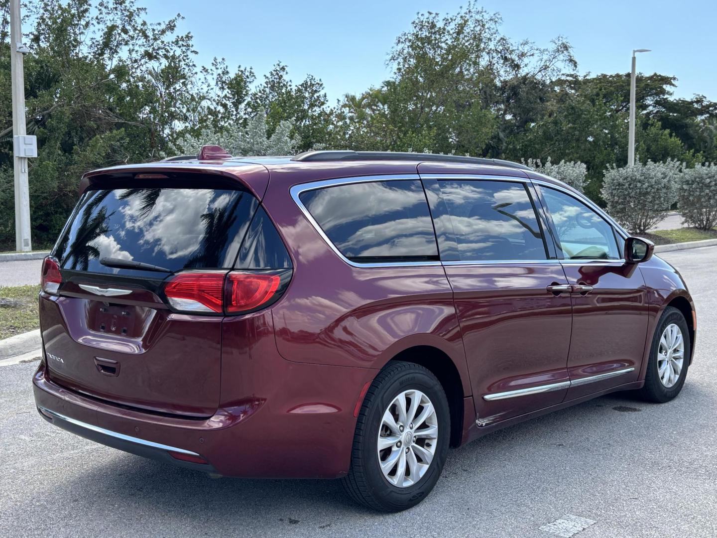 2017 BURGUN /Black Leather CHRYSLER PACIFICA TOURING L (2C4RC1BG7HR) with an 3.6L engine, Automatic transmission, located at 11170 Summerlin Square Dr., Fort Myers Beach, FL, 33931, (239) 999-7777, 26.493546, -81.941628 - 2 Owner Carfax No Damage No Accidents 3rd Row - Photo#4