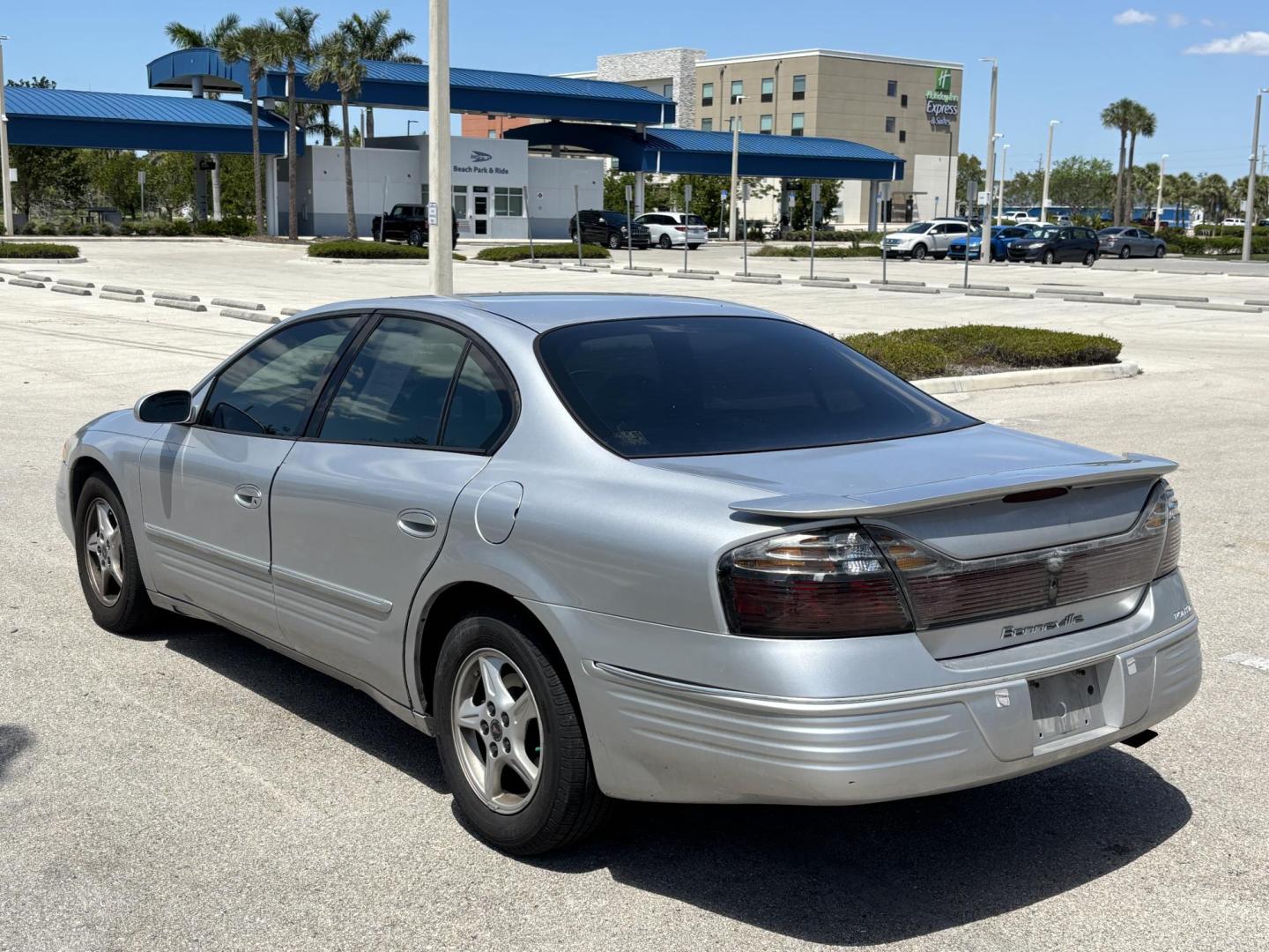 2000 SILVER /GRAY LEATHER Pontiac Bonneville SE (1G2HX54KXY4) with an 3.8L V6 OHV 12V engine, 4-Speed Automatic Overdrive transmission, located at 11170 Summerlin Square Dr., Fort Myers Beach, FL, 33931, (239) 999-7777, 26.493546, -81.941628 - We have financing available and we accept trades! Fill out a credit application on our website or come by today! If you have any questions, give us a call at (239) 999 - 7777 or visit our website at firstautocredit.com. 11170 Summerlin Square Dr, Fort Myers Beach, FL 33931 As Is Due To Veh - Photo#4