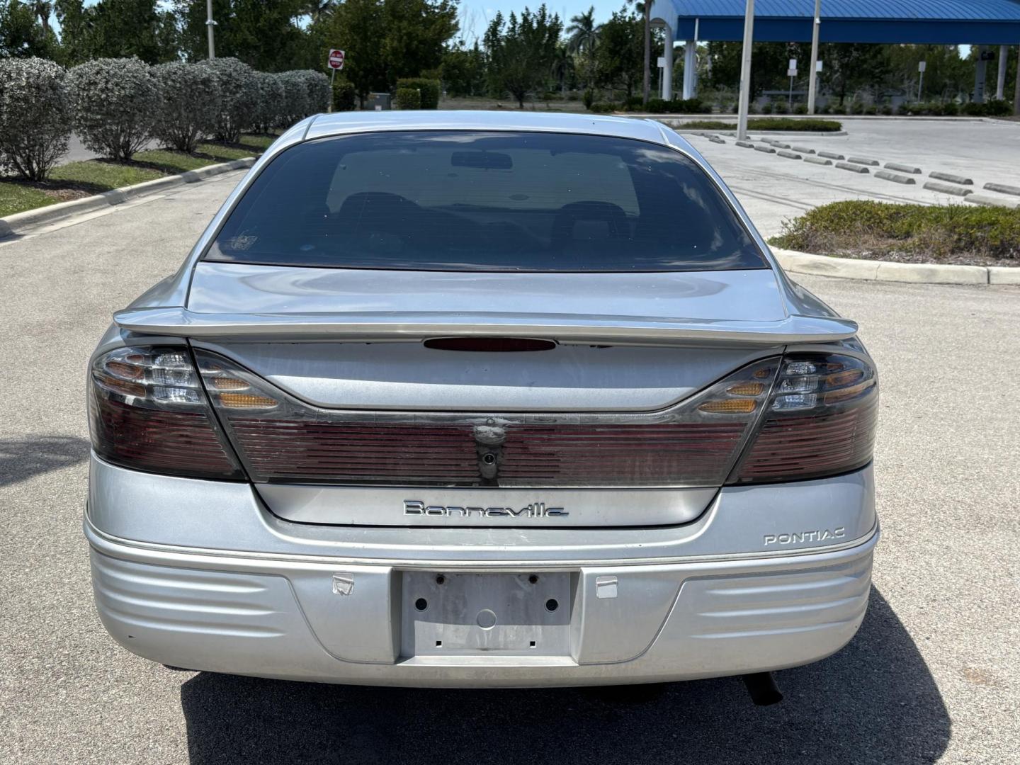 2000 SILVER /GRAY LEATHER Pontiac Bonneville SE (1G2HX54KXY4) with an 3.8L V6 OHV 12V engine, 4-Speed Automatic Overdrive transmission, located at 11170 Summerlin Square Dr., Fort Myers Beach, FL, 33931, (239) 999-7777, 26.493546, -81.941628 - We have financing available and we accept trades! Fill out a credit application on our website or come by today! If you have any questions, give us a call at (239) 999 - 7777 or visit our website at firstautocredit.com. 11170 Summerlin Square Dr, Fort Myers Beach, FL 33931 As Is Due To Veh - Photo#5