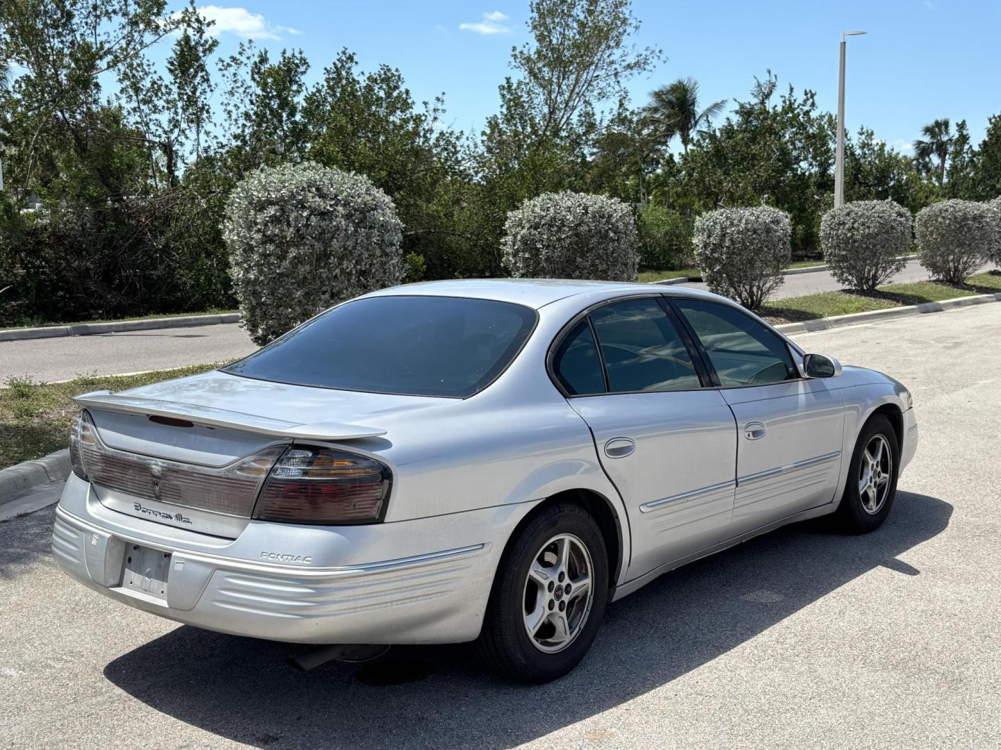 2000 SILVER /GRAY LEATHER Pontiac Bonneville SE (1G2HX54KXY4) with an 3.8L V6 OHV 12V engine, 4-Speed Automatic Overdrive transmission, located at 11170 Summerlin Square Dr., Fort Myers Beach, FL, 33931, (239) 999-7777, 26.493546, -81.941628 - We have financing available and we accept trades! Fill out a credit application on our website or come by today! If you have any questions, give us a call at (239) 999 - 7777 or visit our website at firstautocredit.com. 11170 Summerlin Square Dr, Fort Myers Beach, FL 33931 As Is Due To Veh - Photo#6