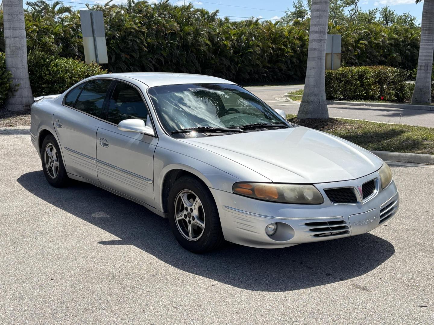 2000 SILVER /GRAY LEATHER Pontiac Bonneville SE (1G2HX54KXY4) with an 3.8L V6 OHV 12V engine, 4-Speed Automatic Overdrive transmission, located at 11170 Summerlin Square Dr., Fort Myers Beach, FL, 33931, (239) 999-7777, 26.493546, -81.941628 - We have financing available and we accept trades! Fill out a credit application on our website or come by today! If you have any questions, give us a call at (239) 999 - 7777 or visit our website at firstautocredit.com. 11170 Summerlin Square Dr, Fort Myers Beach, FL 33931 As Is Due To Veh - Photo#2