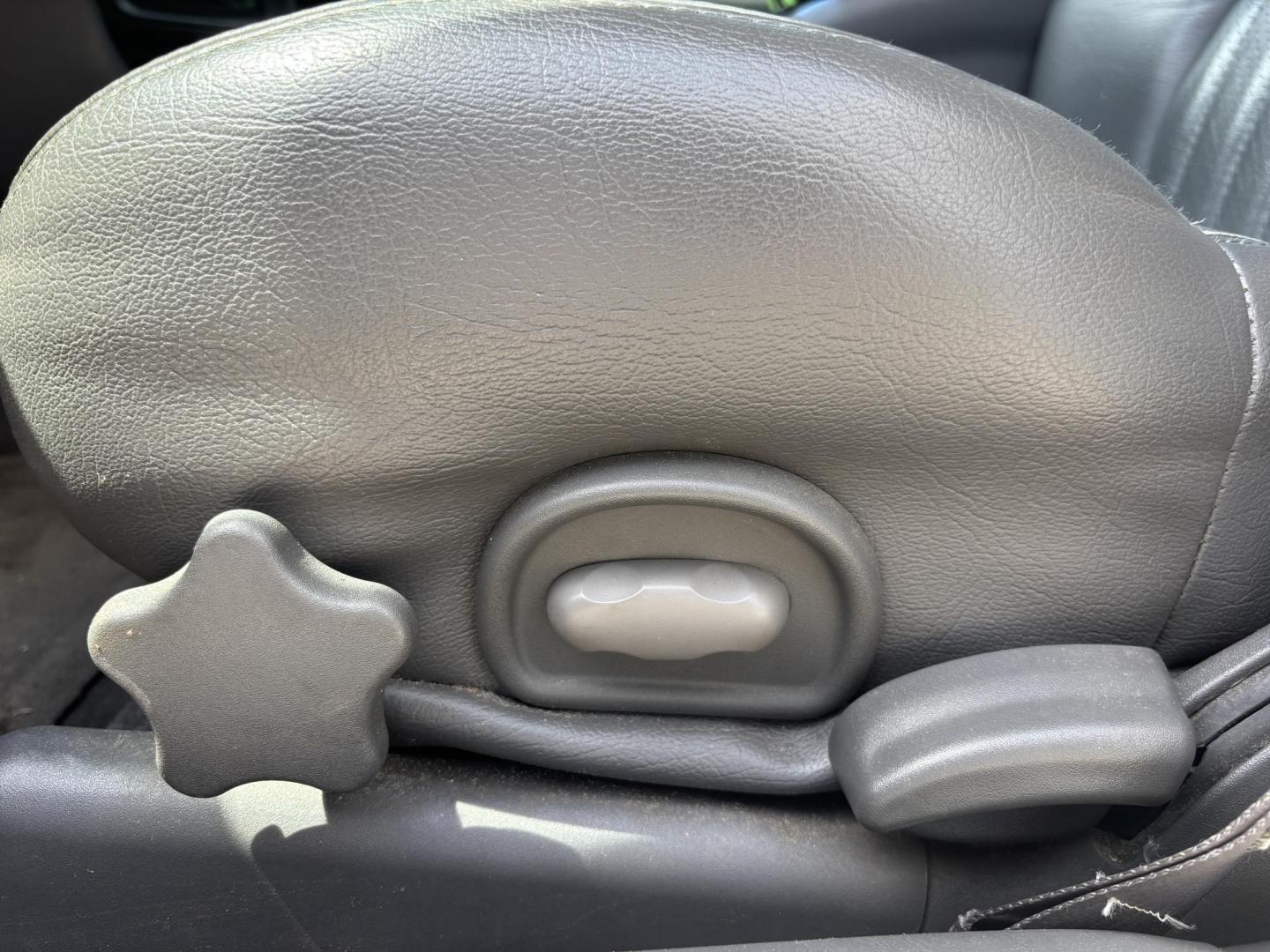 2000 SILVER /GRAY LEATHER Pontiac Bonneville SE (1G2HX54KXY4) with an 3.8L V6 OHV 12V engine, 4-Speed Automatic Overdrive transmission, located at 11170 Summerlin Square Dr., Fort Myers Beach, FL, 33931, (239) 999-7777, 26.493546, -81.941628 - We have financing available and we accept trades! Fill out a credit application on our website or come by today! If you have any questions, give us a call at (239) 999 - 7777 or visit our website at firstautocredit.com. 11170 Summerlin Square Dr, Fort Myers Beach, FL 33931 As Is Due To Veh - Photo#11