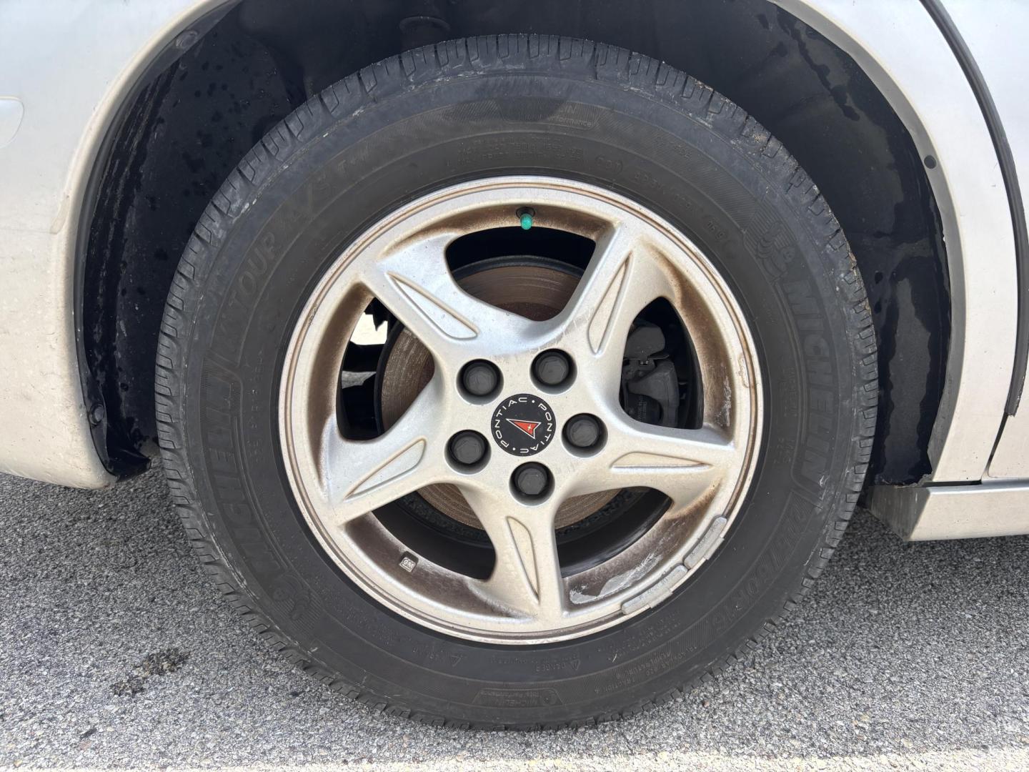 2000 SILVER /GRAY LEATHER Pontiac Bonneville SE (1G2HX54KXY4) with an 3.8L V6 OHV 12V engine, 4-Speed Automatic Overdrive transmission, located at 11170 Summerlin Square Dr., Fort Myers Beach, FL, 33931, (239) 999-7777, 26.493546, -81.941628 - We have financing available and we accept trades! Fill out a credit application on our website or come by today! If you have any questions, give us a call at (239) 999 - 7777 or visit our website at firstautocredit.com. 11170 Summerlin Square Dr, Fort Myers Beach, FL 33931 As Is Due To Veh - Photo#25