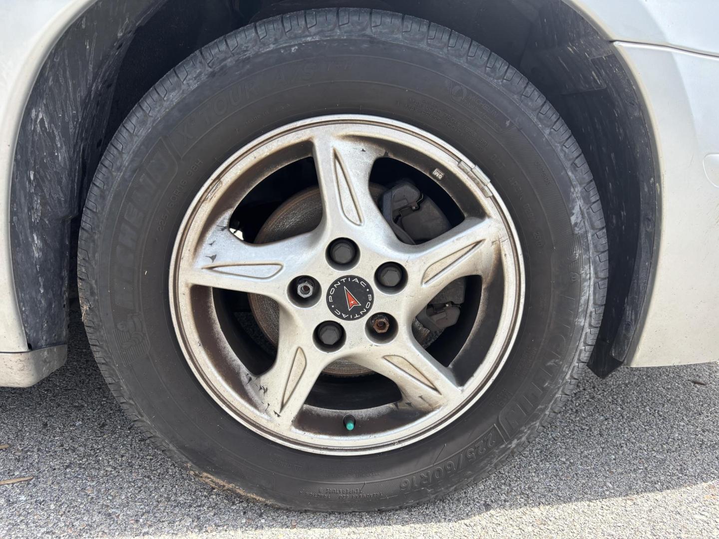 2000 SILVER /GRAY LEATHER Pontiac Bonneville SE (1G2HX54KXY4) with an 3.8L V6 OHV 12V engine, 4-Speed Automatic Overdrive transmission, located at 11170 Summerlin Square Dr., Fort Myers Beach, FL, 33931, (239) 999-7777, 26.493546, -81.941628 - We have financing available and we accept trades! Fill out a credit application on our website or come by today! If you have any questions, give us a call at (239) 999 - 7777 or visit our website at firstautocredit.com. 11170 Summerlin Square Dr, Fort Myers Beach, FL 33931 As Is Due To Veh - Photo#26