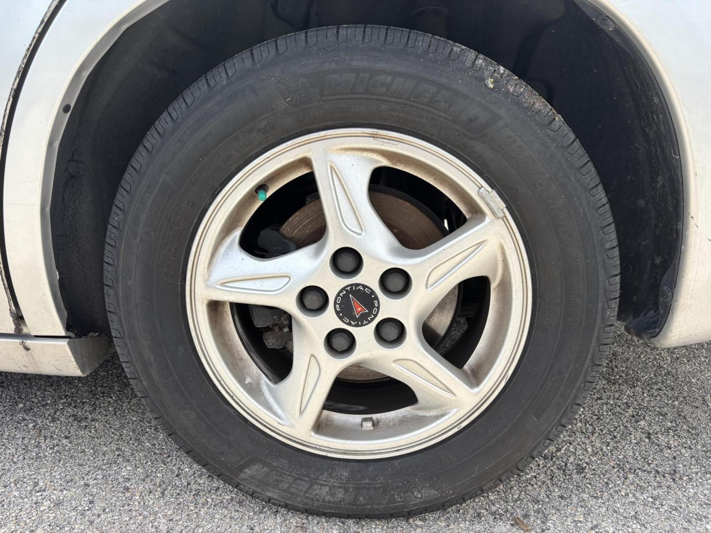 2000 SILVER /GRAY LEATHER Pontiac Bonneville SE (1G2HX54KXY4) with an 3.8L V6 OHV 12V engine, 4-Speed Automatic Overdrive transmission, located at 11170 Summerlin Square Dr., Fort Myers Beach, FL, 33931, (239) 999-7777, 26.493546, -81.941628 - We have financing available and we accept trades! Fill out a credit application on our website or come by today! If you have any questions, give us a call at (239) 999 - 7777 or visit our website at firstautocredit.com. 11170 Summerlin Square Dr, Fort Myers Beach, FL 33931 As Is Due To Veh - Photo#28