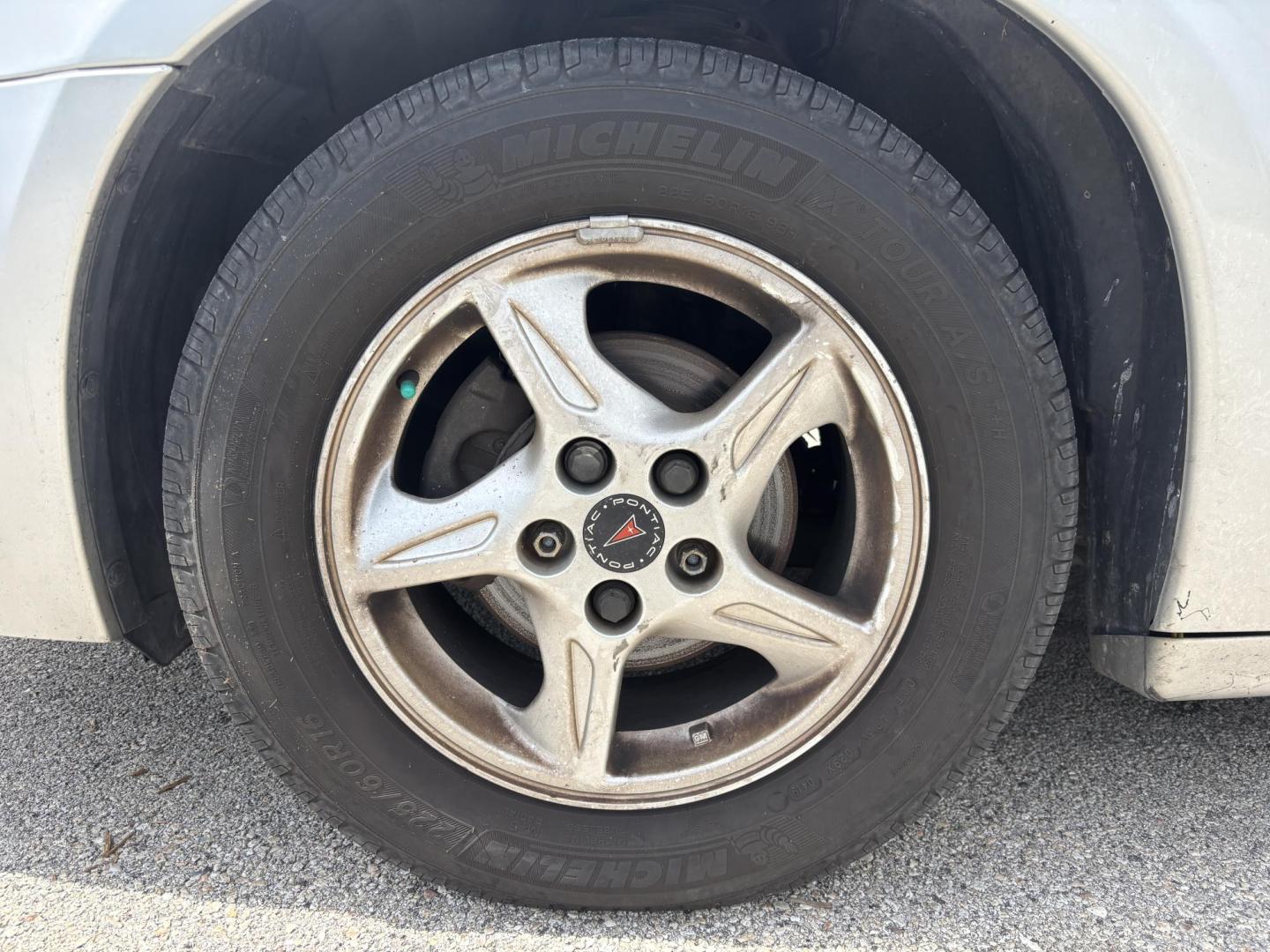 2000 SILVER /GRAY LEATHER Pontiac Bonneville SE (1G2HX54KXY4) with an 3.8L V6 OHV 12V engine, 4-Speed Automatic Overdrive transmission, located at 11170 Summerlin Square Dr., Fort Myers Beach, FL, 33931, (239) 999-7777, 26.493546, -81.941628 - We have financing available and we accept trades! Fill out a credit application on our website or come by today! If you have any questions, give us a call at (239) 999 - 7777 or visit our website at firstautocredit.com. 11170 Summerlin Square Dr, Fort Myers Beach, FL 33931 As Is Due To Veh - Photo#27