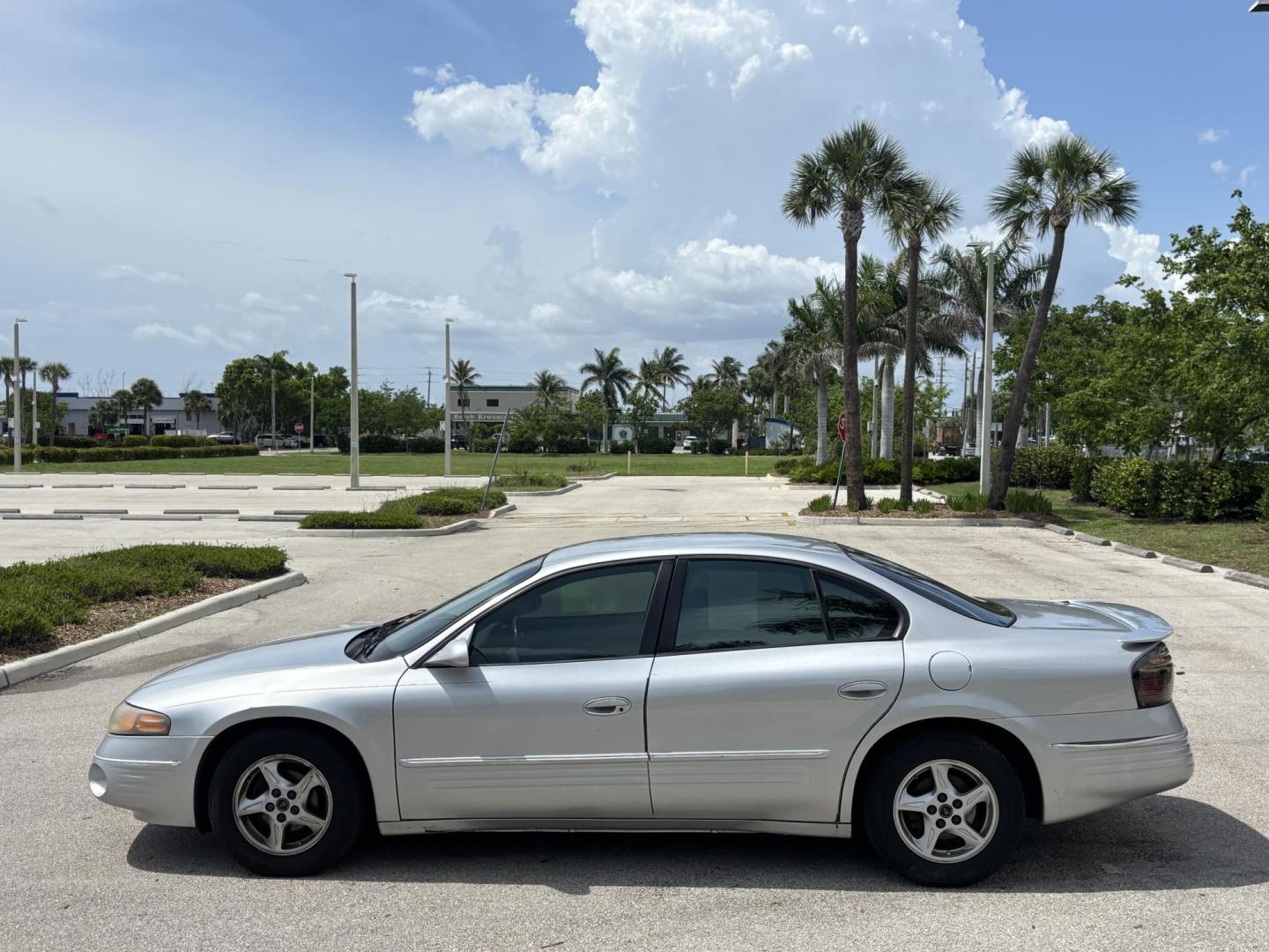 2000 SILVER /GRAY LEATHER Pontiac Bonneville SE (1G2HX54KXY4) with an 3.8L V6 OHV 12V engine, 4-Speed Automatic Overdrive transmission, located at 11170 Summerlin Square Dr., Fort Myers Beach, FL, 33931, (239) 999-7777, 26.493546, -81.941628 - We have financing available and we accept trades! Fill out a credit application on our website or come by today! If you have any questions, give us a call at (239) 999 - 7777 or visit our website at firstautocredit.com. 11170 Summerlin Square Dr, Fort Myers Beach, FL 33931 As Is Due To Veh - Photo#7