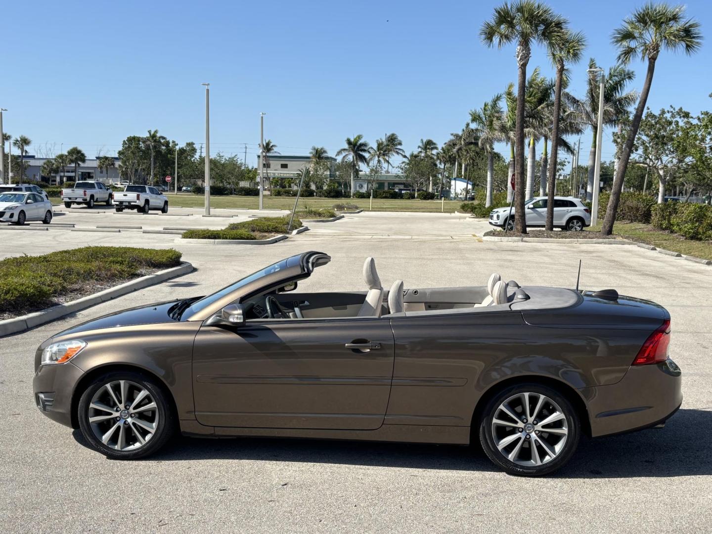 2012 BROWN /TAN Volvo C70 Convertible Hardtop T5 (YV1672MC2CJ) with an 2.5L L5 DOHC 20V TURBO engine, 6-Speed Manual Overdrive transmission, located at 11170 Summerlin Square Dr., Fort Myers Beach, FL, 33931, (239) 999-7777, 26.493546, -81.941628 - We have financing available and we accept trades! Fill out a credit application on our website or come by today! If you have any questions, give us a call at (239) 999 - 7777 or visit our website at firstautocredit.com. 11170 Summerlin Square Dr, Fort Myers Beach, FL 33931 - Photo#7