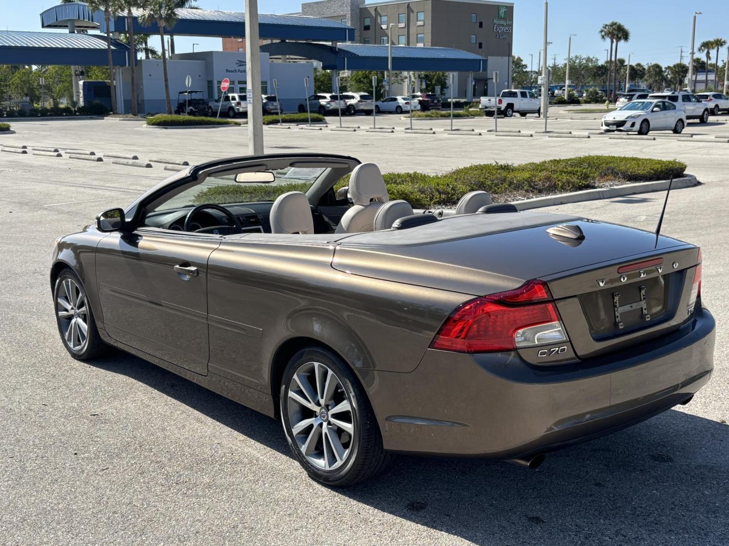 2012 BROWN /TAN Volvo C70 Convertible Hardtop T5 (YV1672MC2CJ) with an 2.5L L5 DOHC 20V TURBO engine, 6-Speed Manual Overdrive transmission, located at 11170 Summerlin Square Dr., Fort Myers Beach, FL, 33931, (239) 999-7777, 26.493546, -81.941628 - We have financing available and we accept trades! Fill out a credit application on our website or come by today! If you have any questions, give us a call at (239) 999 - 7777 or visit our website at firstautocredit.com. 11170 Summerlin Square Dr, Fort Myers Beach, FL 33931 - Photo#4