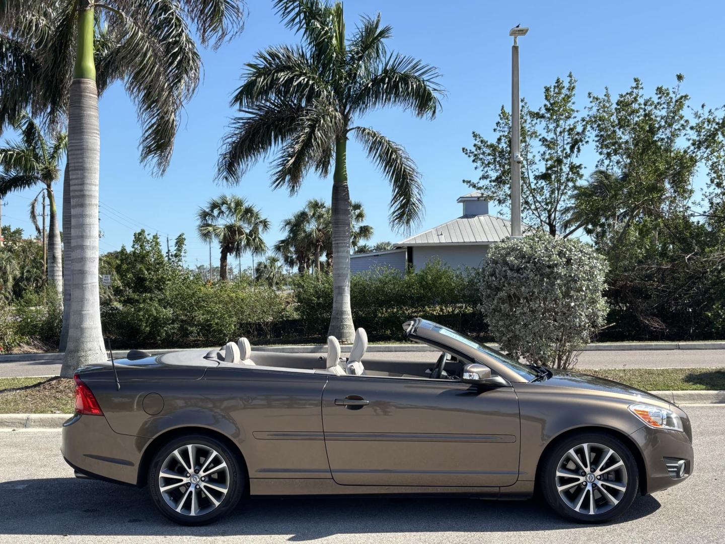 2012 BROWN /TAN Volvo C70 Convertible Hardtop T5 (YV1672MC2CJ) with an 2.5L L5 DOHC 20V TURBO engine, 6-Speed Manual Overdrive transmission, located at 11170 Summerlin Square Dr., Fort Myers Beach, FL, 33931, (239) 999-7777, 26.493546, -81.941628 - We have financing available and we accept trades! Fill out a credit application on our website or come by today! If you have any questions, give us a call at (239) 999 - 7777 or visit our website at firstautocredit.com. 11170 Summerlin Square Dr, Fort Myers Beach, FL 33931 - Photo#3