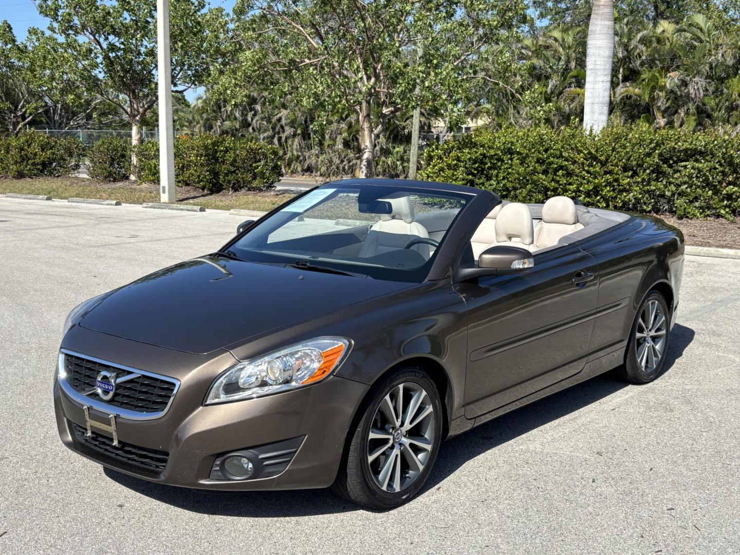 2012 BROWN /TAN Volvo C70 Convertible Hardtop T5 (YV1672MC2CJ) with an 2.5L L5 DOHC 20V TURBO engine, 6-Speed Manual Overdrive transmission, located at 11170 Summerlin Square Dr., Fort Myers Beach, FL, 33931, (239) 999-7777, 26.493546, -81.941628 - We have financing available and we accept trades! Fill out a credit application on our website or come by today! If you have any questions, give us a call at (239) 999 - 7777 or visit our website at firstautocredit.com. 11170 Summerlin Square Dr, Fort Myers Beach, FL 33931 - Photo#0