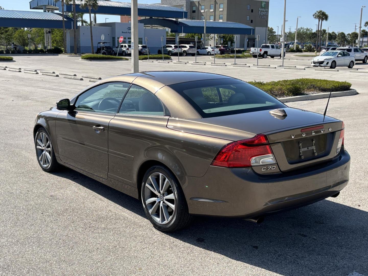 2012 BROWN /TAN Volvo C70 Convertible Hardtop T5 (YV1672MC2CJ) with an 2.5L L5 DOHC 20V TURBO engine, 6-Speed Manual Overdrive transmission, located at 11170 Summerlin Square Dr., Fort Myers Beach, FL, 33931, (239) 999-7777, 26.493546, -81.941628 - We have financing available and we accept trades! Fill out a credit application on our website or come by today! If you have any questions, give us a call at (239) 999 - 7777 or visit our website at firstautocredit.com. 11170 Summerlin Square Dr, Fort Myers Beach, FL 33931 - Photo#12
