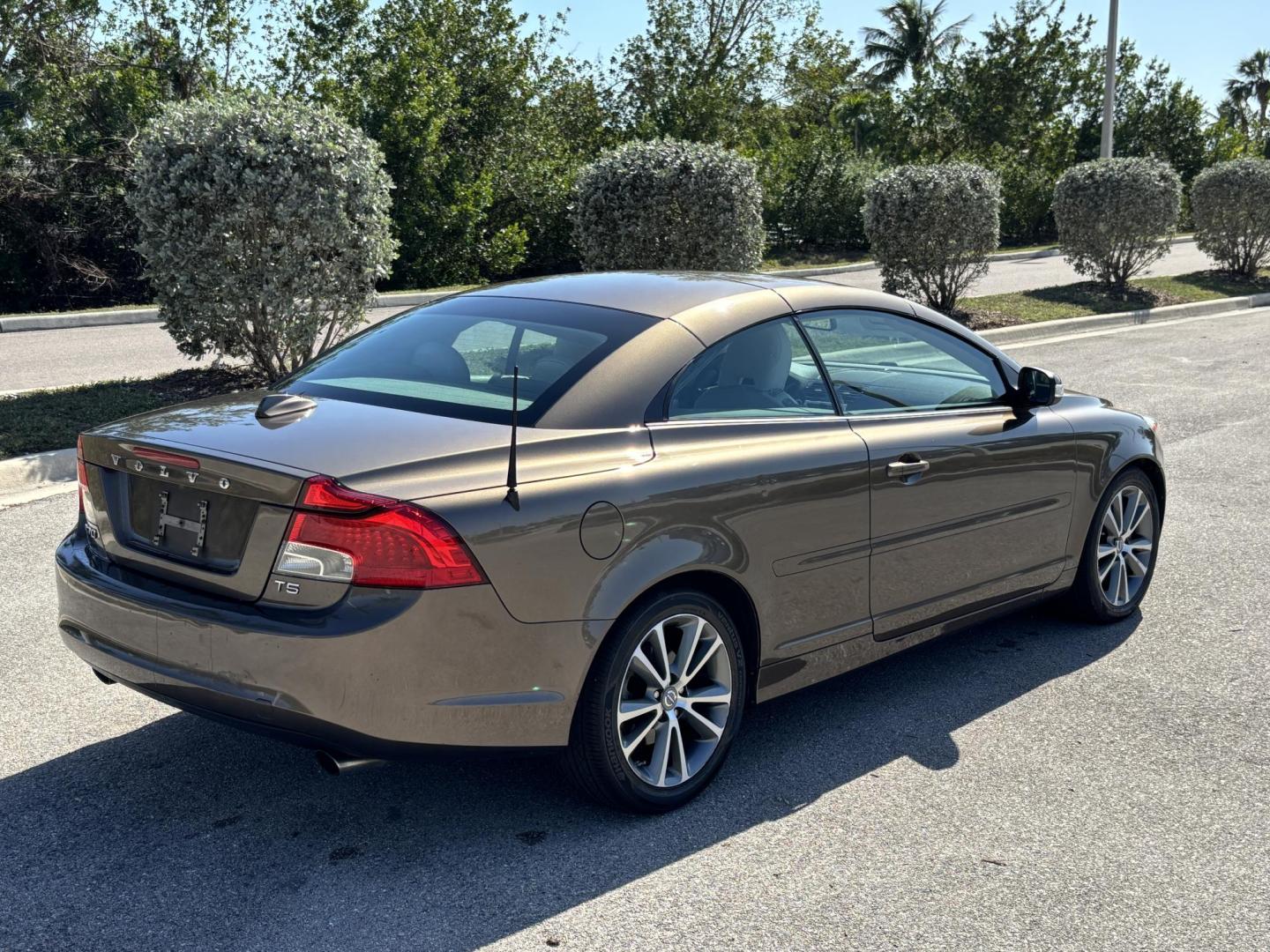 2012 BROWN /TAN Volvo C70 Convertible Hardtop T5 (YV1672MC2CJ) with an 2.5L L5 DOHC 20V TURBO engine, 6-Speed Manual Overdrive transmission, located at 11170 Summerlin Square Dr., Fort Myers Beach, FL, 33931, (239) 999-7777, 26.493546, -81.941628 - We have financing available and we accept trades! Fill out a credit application on our website or come by today! If you have any questions, give us a call at (239) 999 - 7777 or visit our website at firstautocredit.com. 11170 Summerlin Square Dr, Fort Myers Beach, FL 33931 - Photo#14