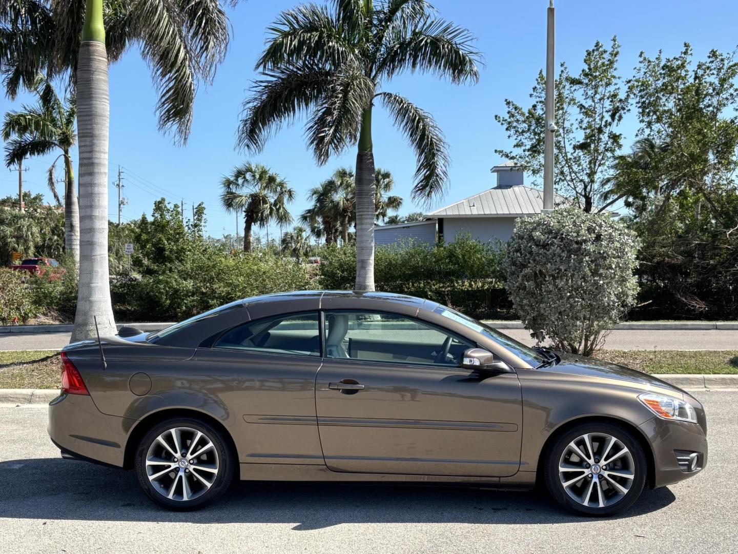 2012 BROWN /TAN Volvo C70 Convertible Hardtop T5 (YV1672MC2CJ) with an 2.5L L5 DOHC 20V TURBO engine, 6-Speed Manual Overdrive transmission, located at 11170 Summerlin Square Dr., Fort Myers Beach, FL, 33931, (239) 999-7777, 26.493546, -81.941628 - We have financing available and we accept trades! Fill out a credit application on our website or come by today! If you have any questions, give us a call at (239) 999 - 7777 or visit our website at firstautocredit.com. 11170 Summerlin Square Dr, Fort Myers Beach, FL 33931 - Photo#11