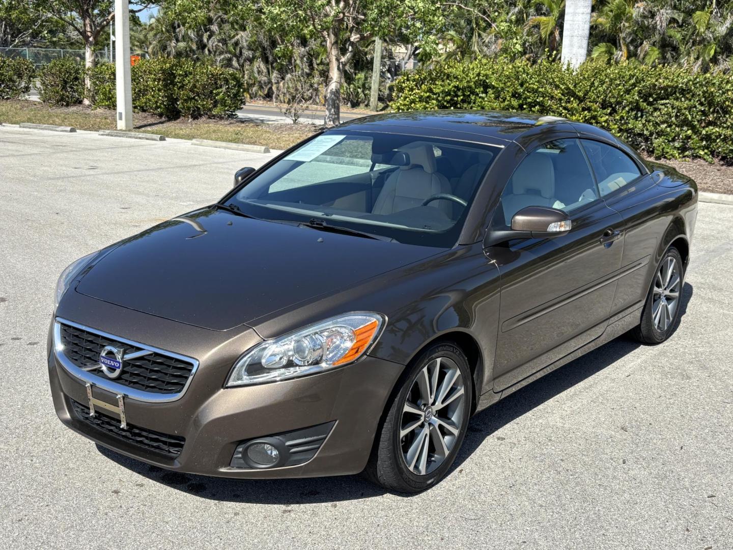 2012 BROWN /TAN Volvo C70 Convertible Hardtop T5 (YV1672MC2CJ) with an 2.5L L5 DOHC 20V TURBO engine, 6-Speed Manual Overdrive transmission, located at 11170 Summerlin Square Dr., Fort Myers Beach, FL, 33931, (239) 999-7777, 26.493546, -81.941628 - We have financing available and we accept trades! Fill out a credit application on our website or come by today! If you have any questions, give us a call at (239) 999 - 7777 or visit our website at firstautocredit.com. 11170 Summerlin Square Dr, Fort Myers Beach, FL 33931 - Photo#8
