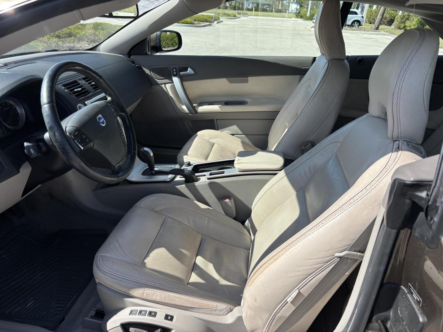 2012 BROWN /TAN Volvo C70 Convertible Hardtop T5 (YV1672MC2CJ) with an 2.5L L5 DOHC 20V TURBO engine, 6-Speed Manual Overdrive transmission, located at 11170 Summerlin Square Dr., Fort Myers Beach, FL, 33931, (239) 999-7777, 26.493546, -81.941628 - We have financing available and we accept trades! Fill out a credit application on our website or come by today! If you have any questions, give us a call at (239) 999 - 7777 or visit our website at firstautocredit.com. 11170 Summerlin Square Dr, Fort Myers Beach, FL 33931 - Photo#16