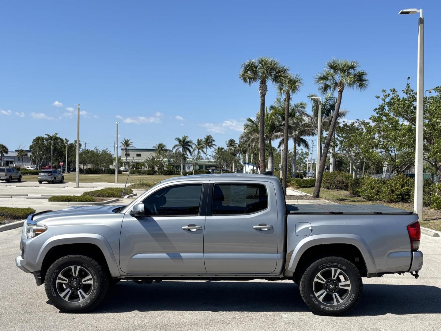 2016 SILVER /CHARCOAL Toyota Tacoma SR5 Double Cab Long Bed V6 5AT 4WD (3TMCZ5ANXGM) with an 3.6L V6 DOHC 24V engine, 5A transmission, located at 11170 Summerlin Square Dr., Fort Myers Beach, FL, 33931, (239) 999-7777, 26.493546, -81.941628 - We have financing available and we accept trades! Fill out a credit application on our website or come by today! If you have any questions, give us a call at (239) 999 - 7777 or visit our website at firstautocredit.com. 11170 Summerlin Square Dr, Fort Myers Beach, FL 33931 Carfax Value $21, - Photo#7