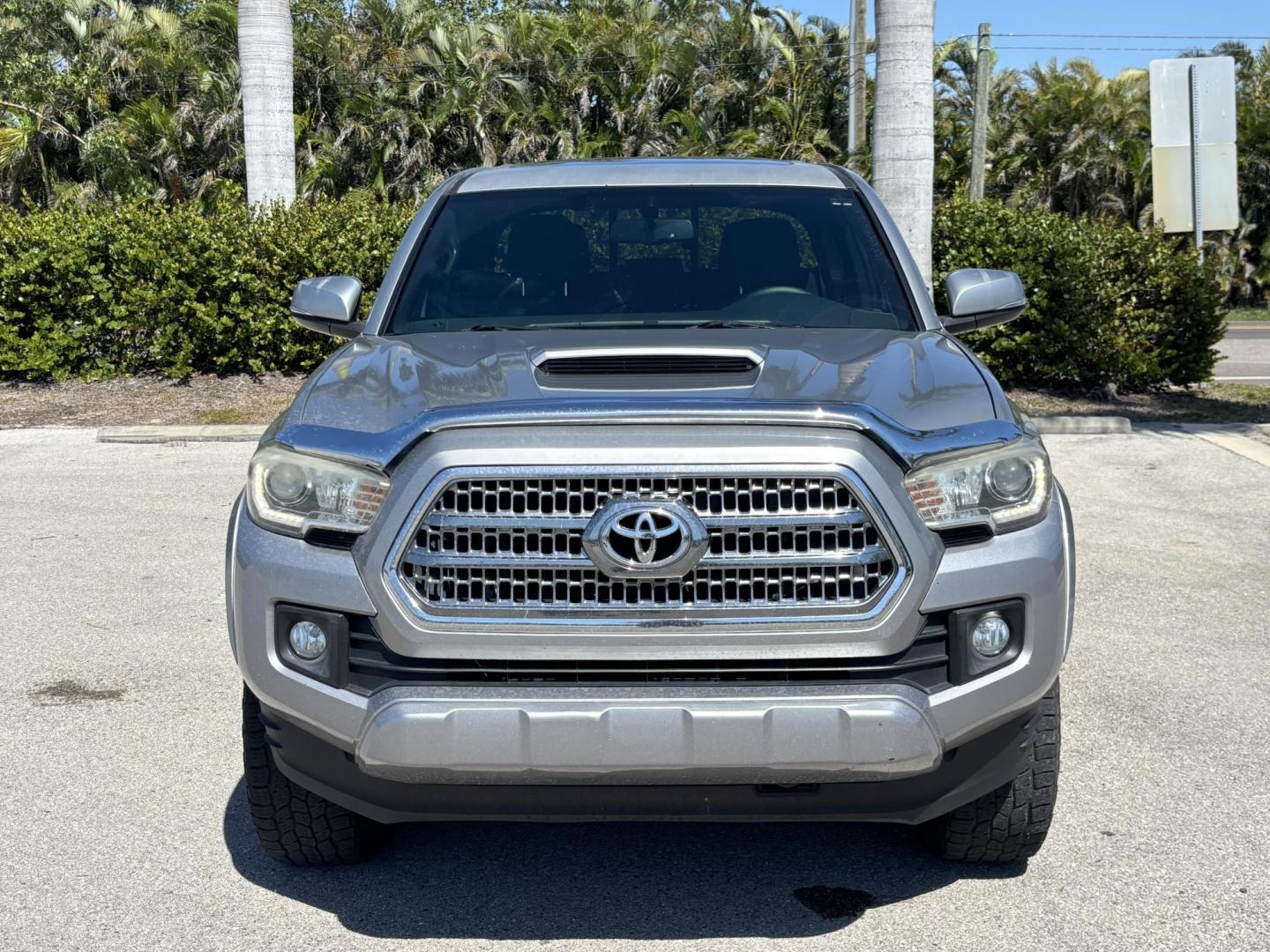 2016 SILVER /CHARCOAL Toyota Tacoma SR5 Double Cab Long Bed V6 5AT 4WD (3TMCZ5ANXGM) with an 3.6L V6 DOHC 24V engine, 5A transmission, located at 11170 Summerlin Square Dr., Fort Myers Beach, FL, 33931, (239) 999-7777, 26.493546, -81.941628 - We have financing available and we accept trades! Fill out a credit application on our website or come by today! If you have any questions, give us a call at (239) 999 - 7777 or visit our website at firstautocredit.com. 11170 Summerlin Square Dr, Fort Myers Beach, FL 33931 Carfax Value $21, - Photo#1