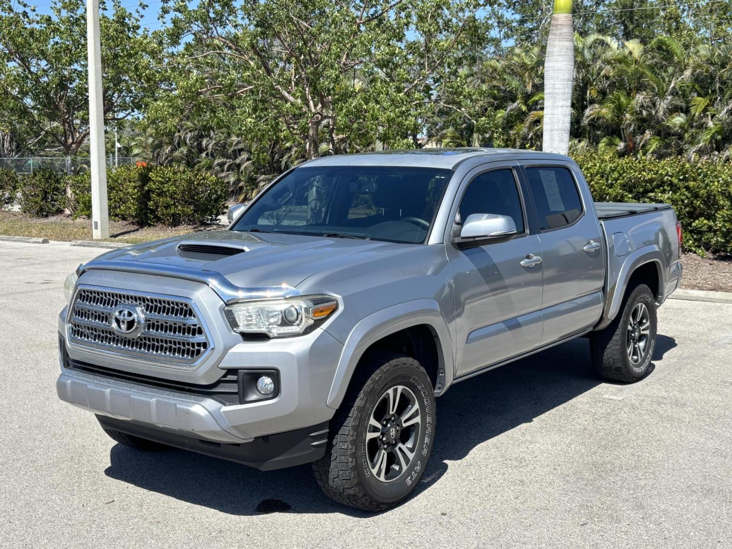2016 SILVER /CHARCOAL Toyota Tacoma SR5 Double Cab Long Bed V6 5AT 4WD (3TMCZ5ANXGM) with an 3.6L V6 DOHC 24V engine, 5A transmission, located at 11170 Summerlin Square Dr., Fort Myers Beach, FL, 33931, (239) 999-7777, 26.493546, -81.941628 - We have financing available and we accept trades! Fill out a credit application on our website or come by today! If you have any questions, give us a call at (239) 999 - 7777 or visit our website at firstautocredit.com. 11170 Summerlin Square Dr, Fort Myers Beach, FL 33931 Carfax Value $21, - Photo#0