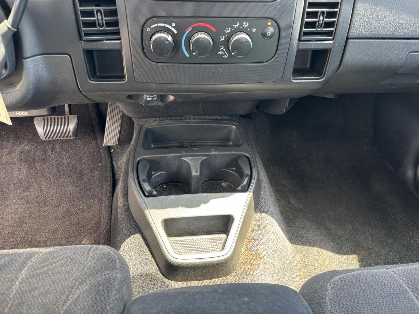 2004 GRAY /GRAY Dodge Dakota SLT Plus Quad Cab 2WD (1D7HL48N54S) with an 4.7L V8 SOHC 16V engine, AUTOMATIC transmission, located at 11170 Summerlin Square Dr., Fort Myers Beach, FL, 33931, (239) 999-7777, 26.493546, -81.941628 - We have financing available and we accept trades! Fill out a credit application on our website or come by today! If you have any questions, give us a call at (239) 999 - 7777 or visit our website at firstautocredit.com. 11170 Summerlin Square Dr, Fort Myers Beach, FL 33931 - Photo#11