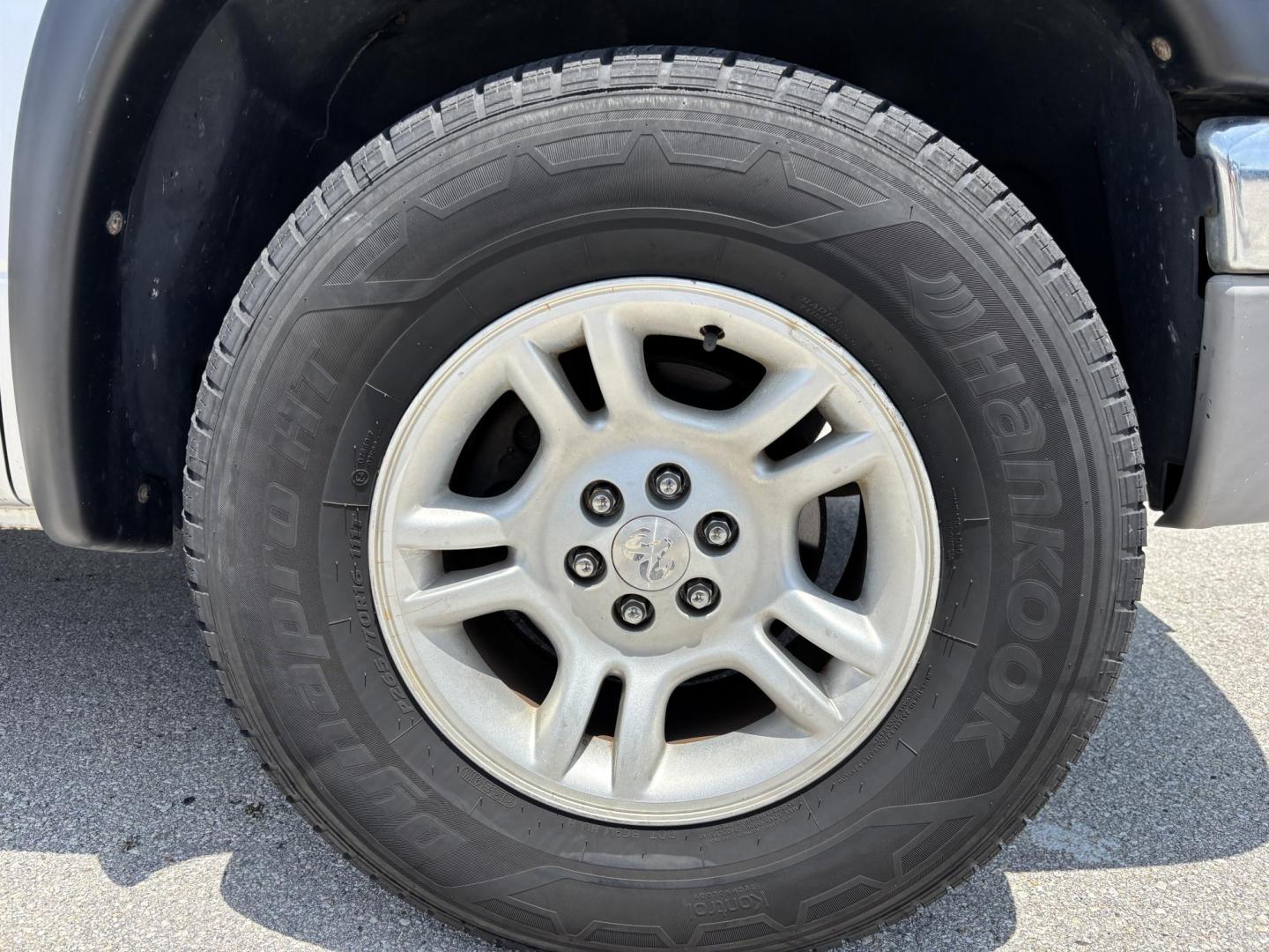 2004 GRAY /GRAY Dodge Dakota SLT Plus Quad Cab 2WD (1D7HL48N54S) with an 4.7L V8 SOHC 16V engine, AUTOMATIC transmission, located at 11170 Summerlin Square Dr., Fort Myers Beach, FL, 33931, (239) 999-7777, 26.493546, -81.941628 - We have financing available and we accept trades! Fill out a credit application on our website or come by today! If you have any questions, give us a call at (239) 999 - 7777 or visit our website at firstautocredit.com. 11170 Summerlin Square Dr, Fort Myers Beach, FL 33931 - Photo#31