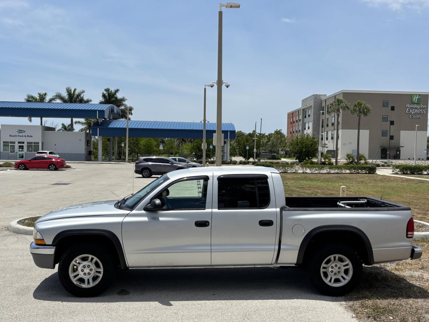 2004 GRAY /GRAY Dodge Dakota SLT Plus Quad Cab 2WD (1D7HL48N54S) with an 4.7L V8 SOHC 16V engine, AUTOMATIC transmission, located at 11170 Summerlin Square Dr., Fort Myers Beach, FL, 33931, (239) 999-7777, 26.493546, -81.941628 - We have financing available and we accept trades! Fill out a credit application on our website or come by today! If you have any questions, give us a call at (239) 999 - 7777 or visit our website at firstautocredit.com. 11170 Summerlin Square Dr, Fort Myers Beach, FL 33931 - Photo#8