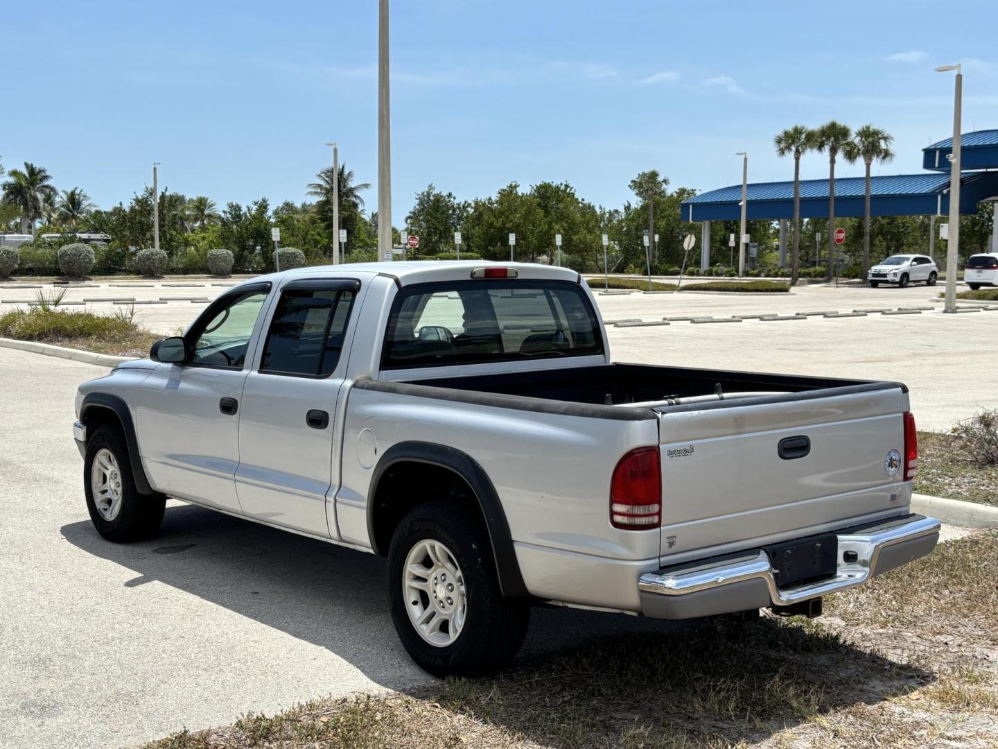 2004 GRAY /GRAY Dodge Dakota SLT Plus Quad Cab 2WD (1D7HL48N54S) with an 4.7L V8 SOHC 16V engine, AUTOMATIC transmission, located at 11170 Summerlin Square Dr., Fort Myers Beach, FL, 33931, (239) 999-7777, 26.493546, -81.941628 - We have financing available and we accept trades! Fill out a credit application on our website or come by today! If you have any questions, give us a call at (239) 999 - 7777 or visit our website at firstautocredit.com. 11170 Summerlin Square Dr, Fort Myers Beach, FL 33931 - Photo#4