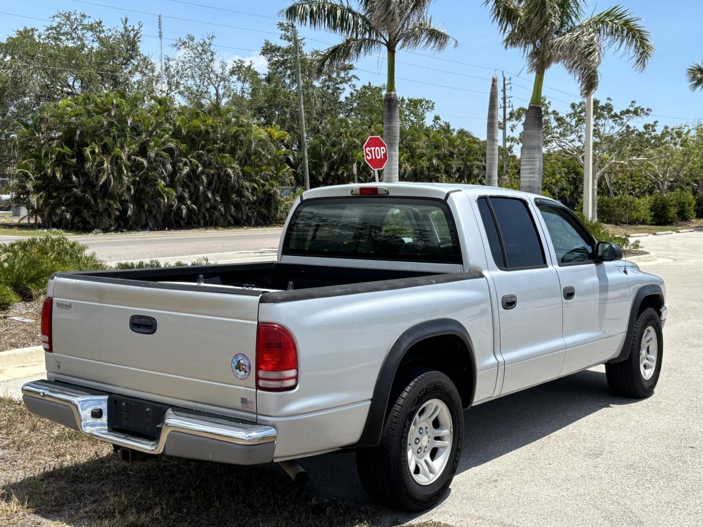 2004 GRAY /GRAY Dodge Dakota SLT Plus Quad Cab 2WD (1D7HL48N54S) with an 4.7L V8 SOHC 16V engine, AUTOMATIC transmission, located at 11170 Summerlin Square Dr., Fort Myers Beach, FL, 33931, (239) 999-7777, 26.493546, -81.941628 - We have financing available and we accept trades! Fill out a credit application on our website or come by today! If you have any questions, give us a call at (239) 999 - 7777 or visit our website at firstautocredit.com. 11170 Summerlin Square Dr, Fort Myers Beach, FL 33931 - Photo#7
