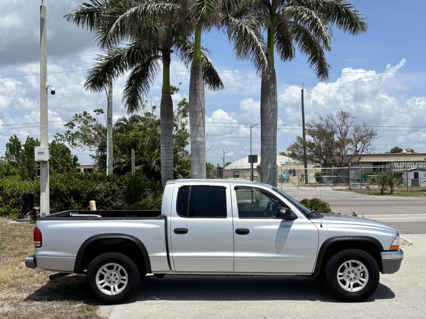 2004 GRAY /GRAY Dodge Dakota SLT Plus Quad Cab 2WD (1D7HL48N54S) with an 4.7L V8 SOHC 16V engine, AUTOMATIC transmission, located at 11170 Summerlin Square Dr., Fort Myers Beach, FL, 33931, (239) 999-7777, 26.493546, -81.941628 - We have financing available and we accept trades! Fill out a credit application on our website or come by today! If you have any questions, give us a call at (239) 999 - 7777 or visit our website at firstautocredit.com. 11170 Summerlin Square Dr, Fort Myers Beach, FL 33931 - Photo#3