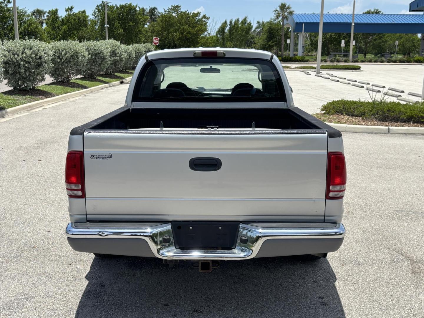 2004 GRAY /GRAY Dodge Dakota SLT Plus Quad Cab 2WD (1D7HL48N54S) with an 4.7L V8 SOHC 16V engine, AUTOMATIC transmission, located at 11170 Summerlin Square Dr., Fort Myers Beach, FL, 33931, (239) 999-7777, 26.493546, -81.941628 - We have financing available and we accept trades! Fill out a credit application on our website or come by today! If you have any questions, give us a call at (239) 999 - 7777 or visit our website at firstautocredit.com. 11170 Summerlin Square Dr, Fort Myers Beach, FL 33931 - Photo#5