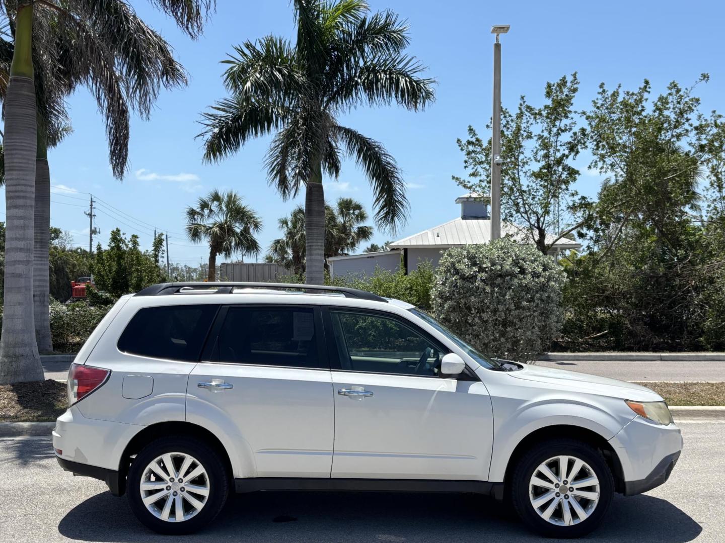2013 WHITE /TAN Subaru Forester 2.5X Premium (JF2SHADC3DH) with an 2.5L H4 SOHC 16V engine, AUTOMATIC transmission, located at 11170 Summerlin Square Dr., Fort Myers Beach, FL, 33931, (239) 999-7777, 26.493546, -81.941628 - SALVAGE TITLE (2014) Issued We have financing available and we accept trades! Fill out a credit application on our website or come by today! If you have any questions, give us a call at (239) 999 - 7777 or visit our website at firstautocredit.com. 11170 Summerlin Square Dr, Fort Myers Beach - Photo#3