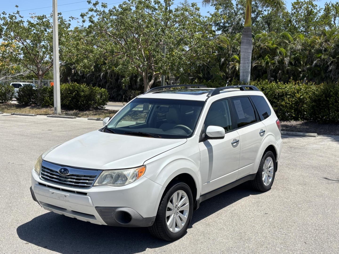 2013 WHITE /TAN Subaru Forester 2.5X Premium (JF2SHADC3DH) with an 2.5L H4 SOHC 16V engine, AUTOMATIC transmission, located at 11170 Summerlin Square Dr., Fort Myers Beach, FL, 33931, (239) 999-7777, 26.493546, -81.941628 - SALVAGE TITLE (2014) Issued We have financing available and we accept trades! Fill out a credit application on our website or come by today! If you have any questions, give us a call at (239) 999 - 7777 or visit our website at firstautocredit.com. 11170 Summerlin Square Dr, Fort Myers Beach - Photo#0