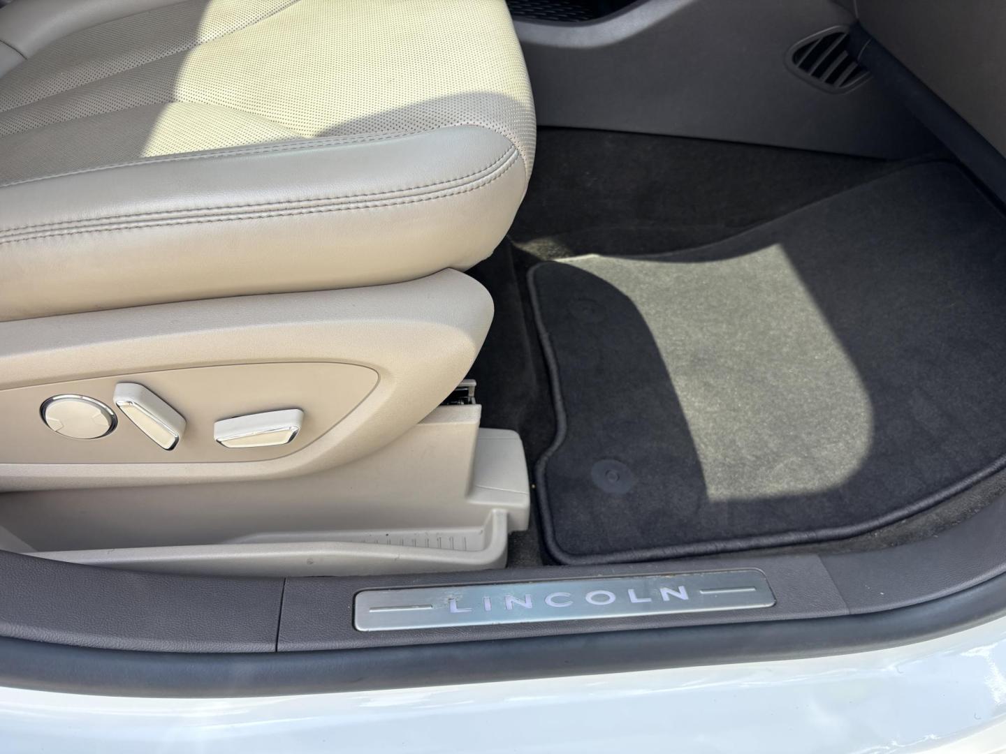 2021 WHITE /TAN Lincoln Nautilus Reserve AWD (2LMPJ8K97MB) with an 2.0L L4 DOHC 16V engine, 6A transmission, located at 11170 Summerlin Square Dr., Fort Myers Beach, FL, 33931, (239) 999-7777, 26.493546, -81.941628 - Photo#45