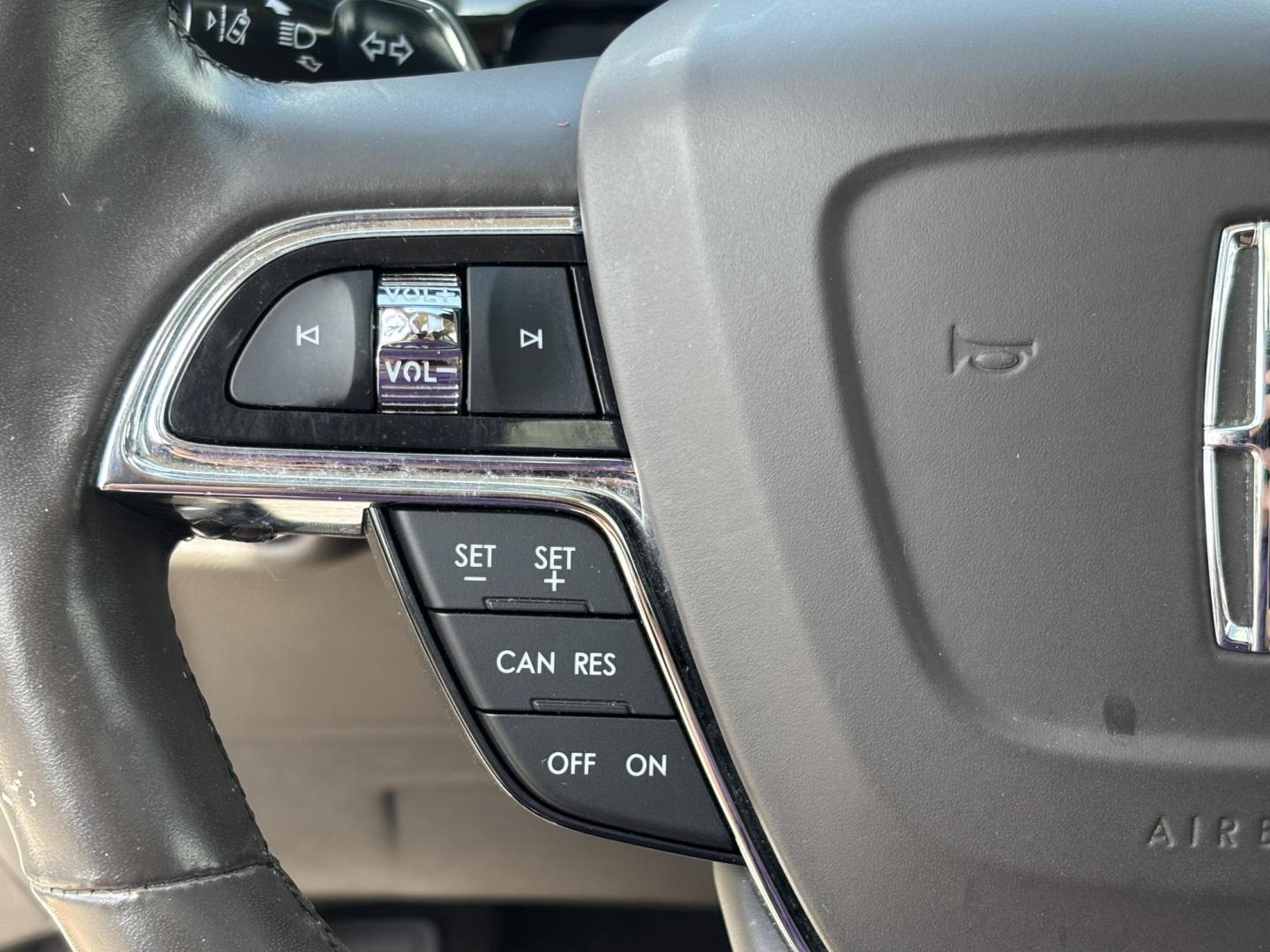2021 WHITE /TAN Lincoln Nautilus Reserve AWD (2LMPJ8K97MB) with an 2.0L L4 DOHC 16V engine, 6A transmission, located at 11170 Summerlin Square Dr., Fort Myers Beach, FL, 33931, (239) 999-7777, 26.493546, -81.941628 - Photo#11