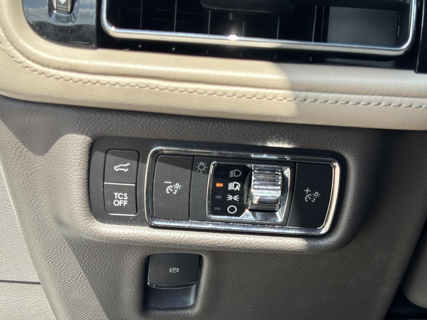 2021 WHITE /TAN Lincoln Nautilus Reserve AWD (2LMPJ8K97MB) with an 2.0L L4 DOHC 16V engine, 6A transmission, located at 11170 Summerlin Square Dr., Fort Myers Beach, FL, 33931, (239) 999-7777, 26.493546, -81.941628 - Photo#14