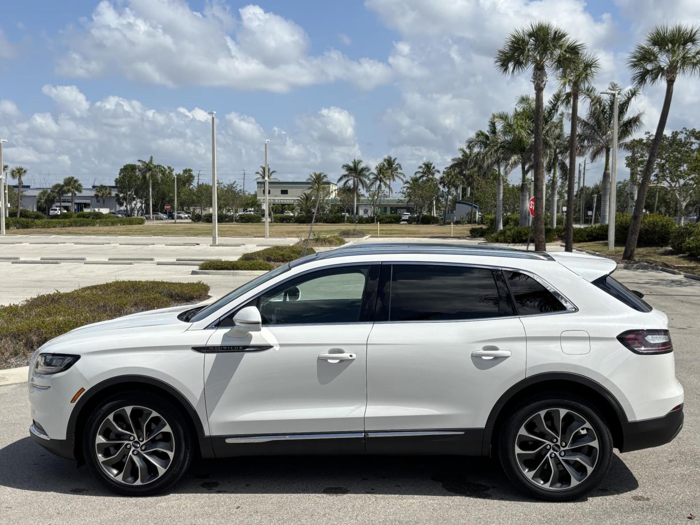 2021 WHITE /TAN Lincoln Nautilus Reserve AWD (2LMPJ8K97MB) with an 2.0L L4 DOHC 16V engine, 6A transmission, located at 11170 Summerlin Square Dr., Fort Myers Beach, FL, 33931, (239) 999-7777, 26.493546, -81.941628 - Photo#7