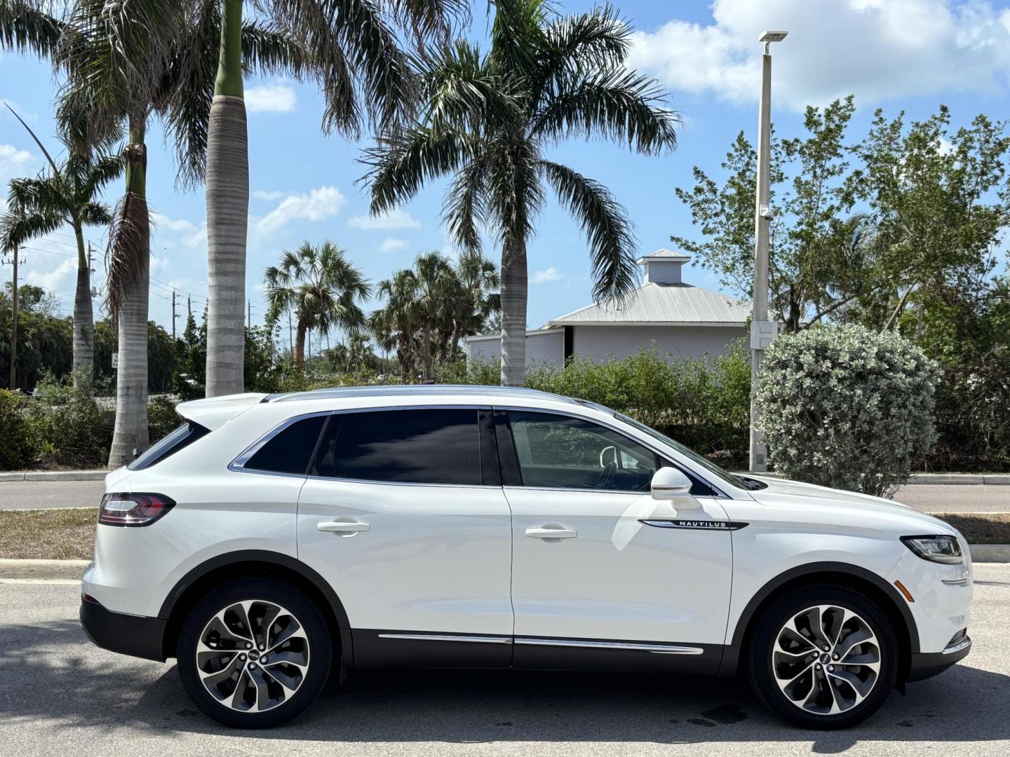 2021 WHITE /TAN Lincoln Nautilus Reserve AWD (2LMPJ8K97MB) with an 2.0L L4 DOHC 16V engine, 6A transmission, located at 11170 Summerlin Square Dr., Fort Myers Beach, FL, 33931, (239) 999-7777, 26.493546, -81.941628 - Photo#3
