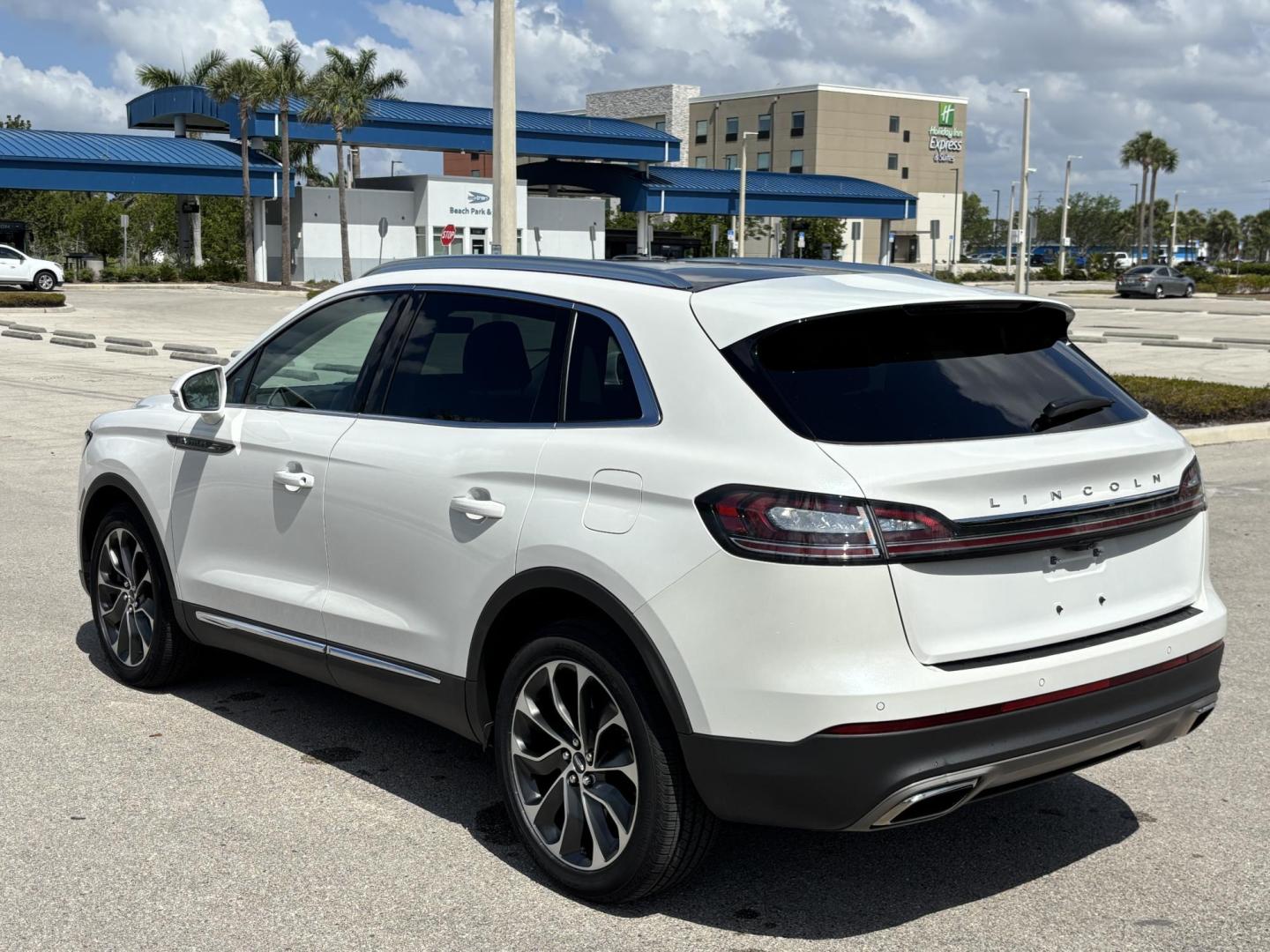 2021 WHITE /TAN Lincoln Nautilus Reserve AWD (2LMPJ8K97MB) with an 2.0L L4 DOHC 16V engine, 6A transmission, located at 11170 Summerlin Square Dr., Fort Myers Beach, FL, 33931, (239) 999-7777, 26.493546, -81.941628 - Photo#4