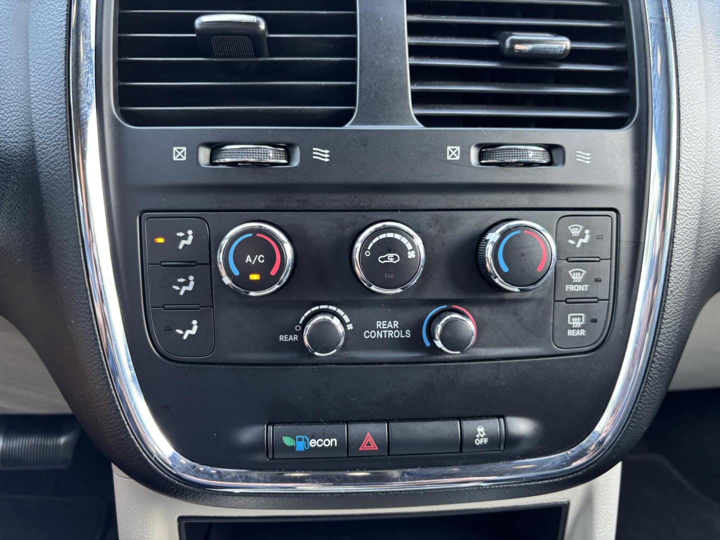 2019 SILVER /BLACK LEATHER Dodge Grand Caravan SXT (2C4RDGCG1KR) with an 3.6L V6 DOHC 24V engine, 6A transmission, located at 11170 Summerlin Square Dr., Fort Myers Beach, FL, 33931, (239) 999-7777, 26.493546, -81.941628 - We have financing available and we accept trades! Fill out a credit application on our website or come by today! If you have any questions, give us a call at (239) 999 - 7777 or visit our website at firstautocredit.com. 11170 Summerlin Square Dr, Fort Myers Beach, FL 33931 - Photo#18